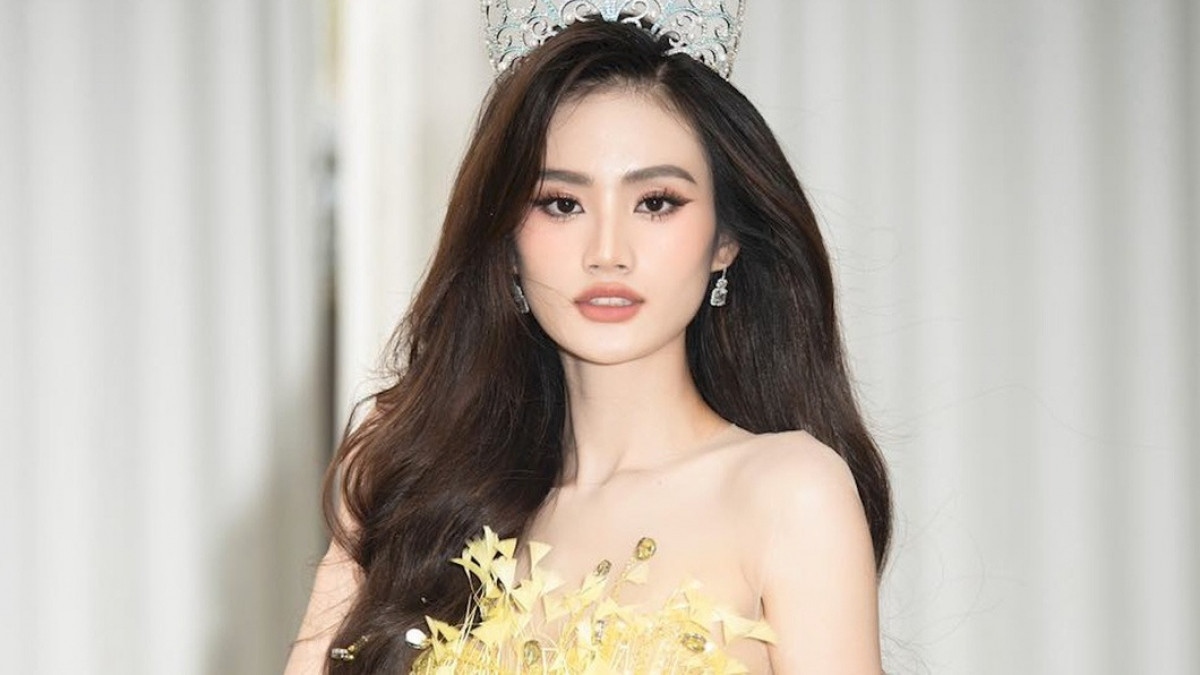 Hoa hậu Ý Nhi hiếm hoi tiết lộ mối quan hệ giữa cô và bạn trai sau khi đăng quang Miss World Vietnam 2023, cũng như phản ứng của "nửa kia" khi cô trở thành đại diện Việt Nam tranh tài tại Miss World 2025: "Bạn trai đã gọi điện chúc mừng, hỏi thăm cảm xúc của tôi khi biết tôi sẽ thi Miss World lần thứ 72. Bạn ấy chia sẻ niềm vui đó cùng tôi một cách khá phấn khích. Bạn ấy cũng hơi bối rối vì chưa biết sẽ giúp được gì cho tôi ở hành trình này, nhưng với tôi những lời chúc mừng và cổ vũ đã là giúp tôi rất nhiều rồi". (Nguồn: Dân Việt)