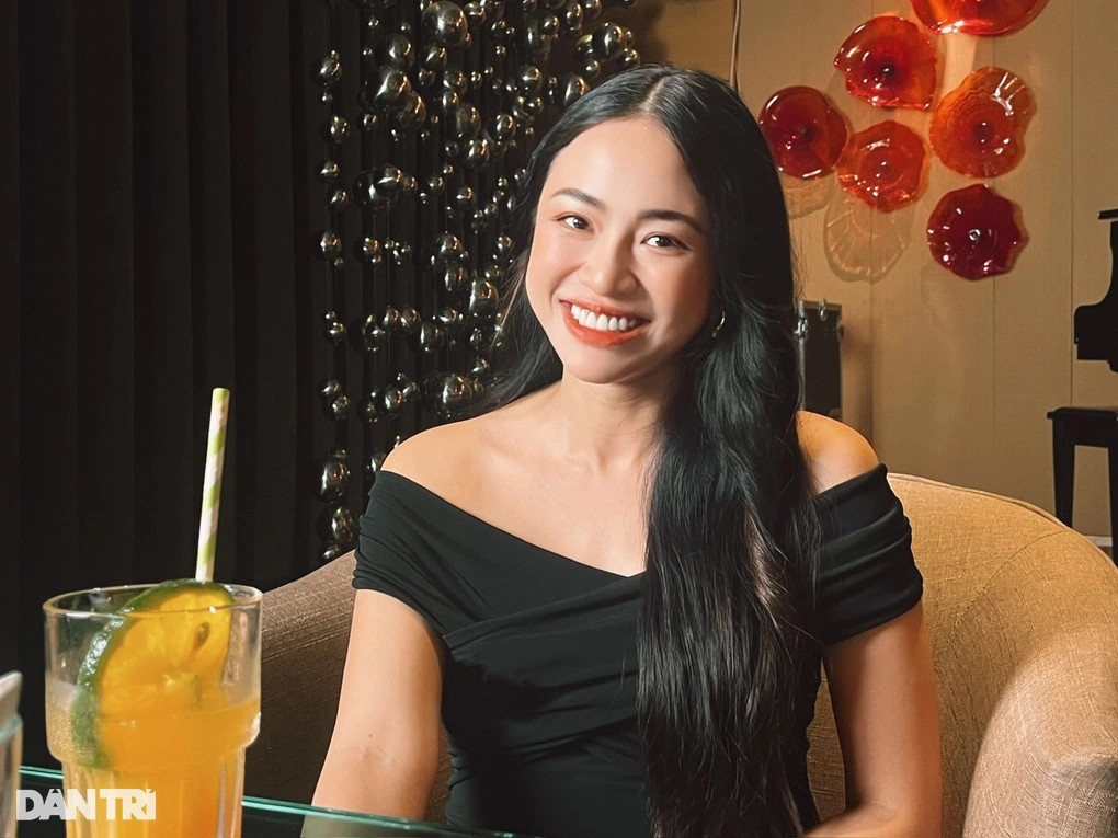 Sau thời gian khá im ắng, diễn viên Thiên Nga - gương mặt từng gây chú ý tại chương trình "The Face Vietnam 2017" bất ngờ thông báo đã mang thai 6 tháng. Cô chia sẻ: "Mang thai là chuyện tốt, hơn nữa tình cảm của tôi và anh Michael là thật, nên tôi cũng muốn chia sẻ chuyện vui này cho nhiều người hâm mộ biết. Ban đầu, tôi cũng hơi ngại khi chưa cưới mà đã có bé, nhưng sau tôi cảm thấy bình thường. Ngày nay, rất nhiều người gặp tình trạng hiếm muộn, nên có em bé là một sự may mắn với tôi." (Nguồn: Dân Trí)