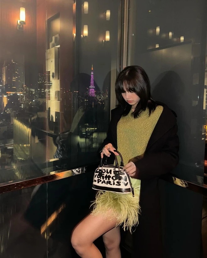 Đặc biệt, Lisa gây choáng khi diện áo len viền lông và váy xếp ly Miu Miu, áo khoác dài The Row, túi Louis Vuitton và giày cao gót. Toàn bộ trang phục này có giá khoảng 10.000 USD.