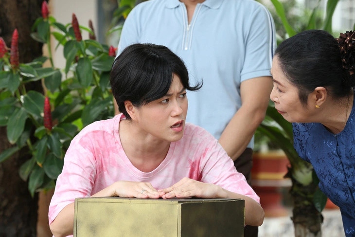Trong bộ phim mới 'Chuyện gì khó - có má lo', Lâm Vỹ Dạ hóa thân thành Dịu, người phụ nữ làm nghề xe ôm, mê tốc độ và thích làm anh hùng xa lộ. Đạo diễn Văn Công Viễn thực hiện phim cho biết ban đầu Lâm Vỹ Dạ vào vai Dịu có mái tóc dài, nhưng sau đó cô đề nghị có tóc ngắn để thể hiện sự mạnh mẽ và cá tính của một phụ nữ "phái mạnh", ưa bắt cướp. Dịu là con gái trong gia đình bình thường. Sau khi giúp Dũng thoát khỏi vụ cướp, cô trở thành vợ của anh. Với bản tính tay chân nhanh hơn đầu óc, việc gì cũng làm trước nghĩ sau nên hay gây chuyện. Dù có vẻ ngoài mạnh mẽ tỏ ra nguy hiểm nhưng thực chất cô là người dễ tổn thương, tự ti và hay giấu dốt. Dịu rất khâm phục mẹ chồng, trước những vấn đề lớn thường bị hoang mang, hỏi ý kiến mẹ. Dịu là một trong số những người phụ nữ được xây dựng với hình ảnh mạnh mẽ, mang dáng dấp đàn ông trong phim. (Nguồn: Tuổi Trẻ)