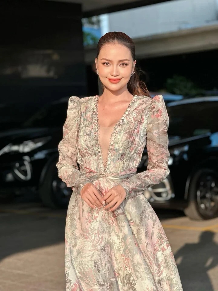 Sở hữu nhiều danh hiệu “khủng” trong các cuộc thi nhan sắc nhưng Ngọc Châu không quá nổi bật và có thu nhập ấn tượng như những người đẹp khác. Cô thừa nhận: “Tôi cũng có chạnh lòng chứ. Đến nay cũng đã ở ngưỡng 30 tuổi rồi, hành trình tôi đi cũng có những dấu ấn nhất định nhưng về tài sản thì tôi cũng chạnh lòng đó. Tôi đã vất vả suốt 8 năm qua nhưng tiền thì chẳng thấy đâu, sổ đỏ “cân ký” như mọi người cũng không có”. Hoa hậu Ngọc Châu nhận định cô không có tiềm lực về kinh tế để có được tài sản “khủng” như những người đẹp khác: “Nói đi cũng phải nói lại, tôi không có nền tảng về tài chính để bật lên. Điều này khiến tôi không có đủ bản lĩnh, tự tin để bước ra kinh doanh”.
Dù từng bị chê “nhạt”, bị nhận xét là “nặng vía”, Ngọc Châu vẫn đang nỗ lực để hoàn thiện bản thân. Việc cô là người đẹp trở thành Hoa hậu của 2 cuộc thi nhan sắc cấp quốc gia phần nào cho thấy năng lực và ý chí của người đẹp này. (Nguồn: VTC News)