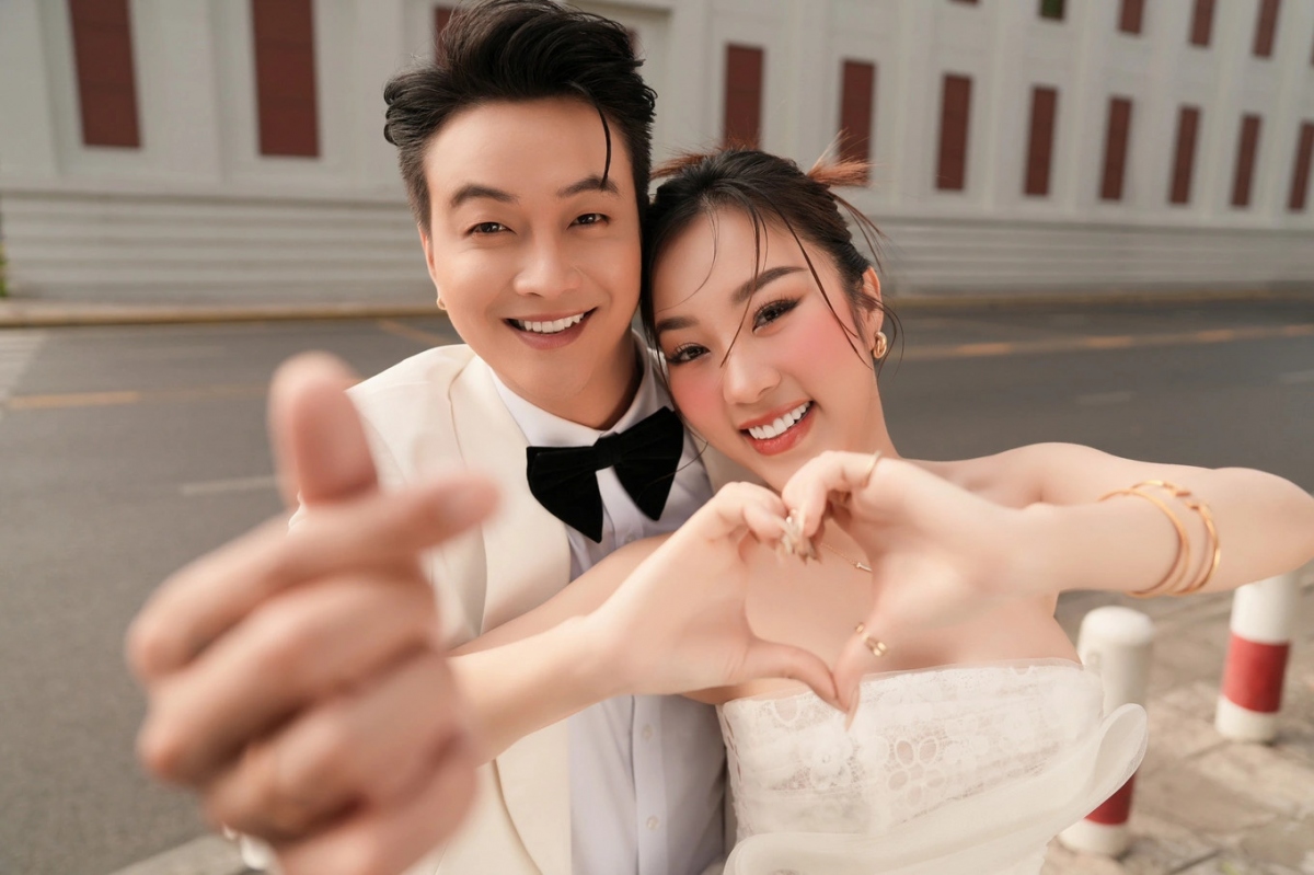 Đại diện truyền thông của TiTi (cựu trưởng nhóm HKT) cho biết nam ca sĩ sẽ tổ chức đám cưới ngày 23/4 tại TPHCM. Lễ gia tiên của TiTi diễn ra ở quê nhà Cần Thơ ngày 20/4. Vợ sắp cưới của TiTi tên Tuyết Nhung (Nhung Babie), sinh năm 1993. Cặp đôi có 3 năm hẹn hò kín tiếng trước khi quyết định về chung nhà. 
Về tin đồn TiTi chi nửa tỷ đồng để mua xe phân khối lớn chiều vợ, đại diện nam ca sĩ phủ nhận. "Chiếc mô tô trong bộ ảnh cưới đúng là có giá trị hơn 500 triệu đồng, nhưng là của một người bạn thân được TiTi mượn để chụp hình cưới", người này nói. (Nguồn: Dân Trí)