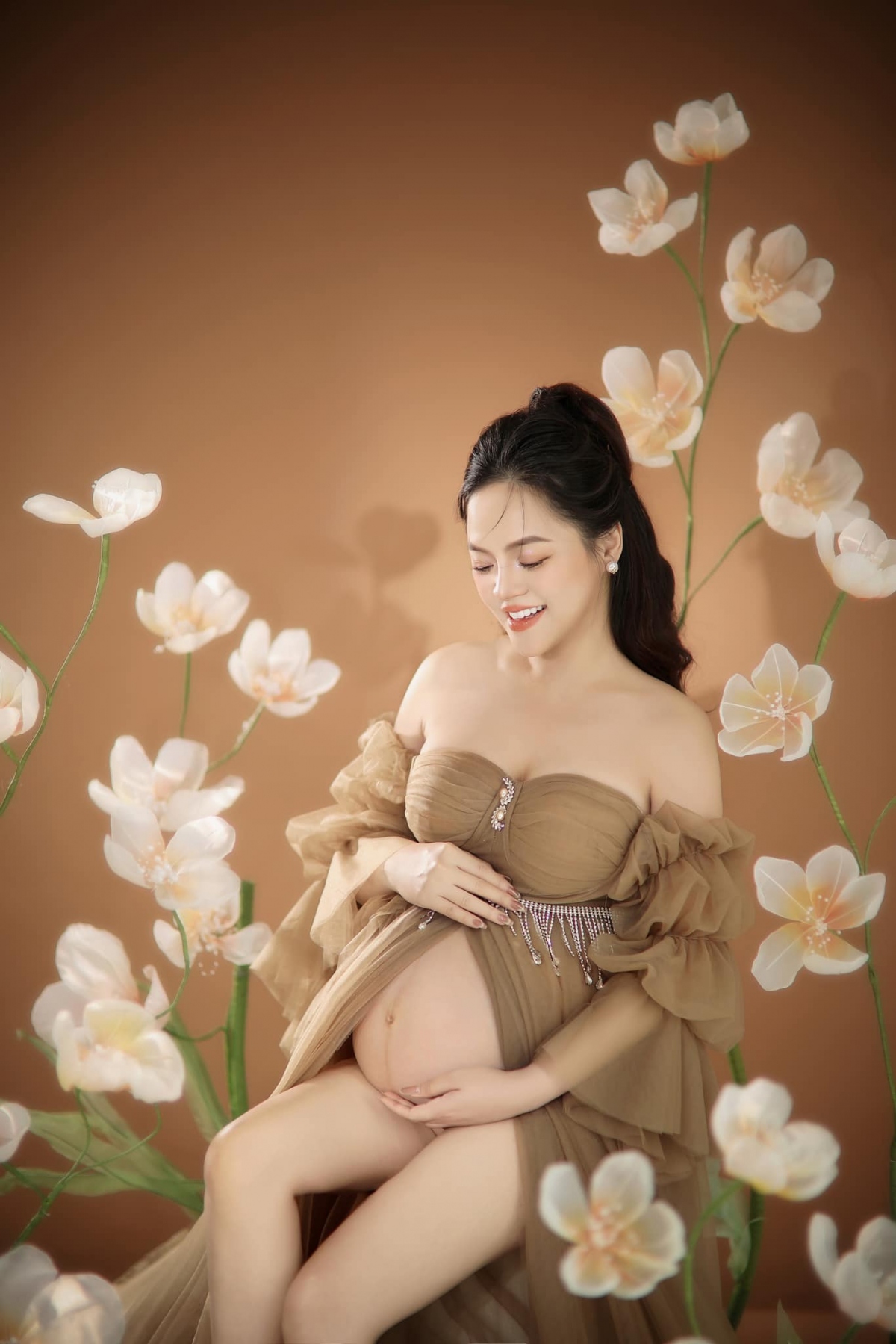 Trên trang cá nhân, diễn viên Thu Quỳnh chia sẻ ảnh mẹ bầu hạnh phúc khiến nhiều người bất ngờ. "Kể từ khi quyết định có con lần thứ 2 và một lần nữa làm mẹ đơn thân, tới giờ tôi thật sự tin, hạnh phúc chính là một sự lựa chọn. Bạn hoàn toàn có thể từ chối nhận những điều tồi tệ để chọn lấy hạnh phúc ngọt ngào theo cách của riêng mình. Bởi việc bạn được sinh ra trên thế giới này với sứ mệnh thiêng liêng là có thể tiếp tục sinh ra những đứa trẻ đã quá xứng đáng để bạn nhận được sự yêu thương, nâng niu và trân trọng rồi! Tự tin lên, vui vẻ, lạc quan và tích cực lên nào! Phụ nữ có quyền được hạnh phúc", diễn viên Thu Quỳnh viết. 
Thu Quỳnh từng cho biết em bé thứ 2 đến với mình đúng ngày sinh nhật tuổi 35. Tuy nhiên, cô không tiết lộ nhiều thông tin vì không muốn mọi người tò mò về chuyện riêng tư. (Nguồn: VietNamNet)