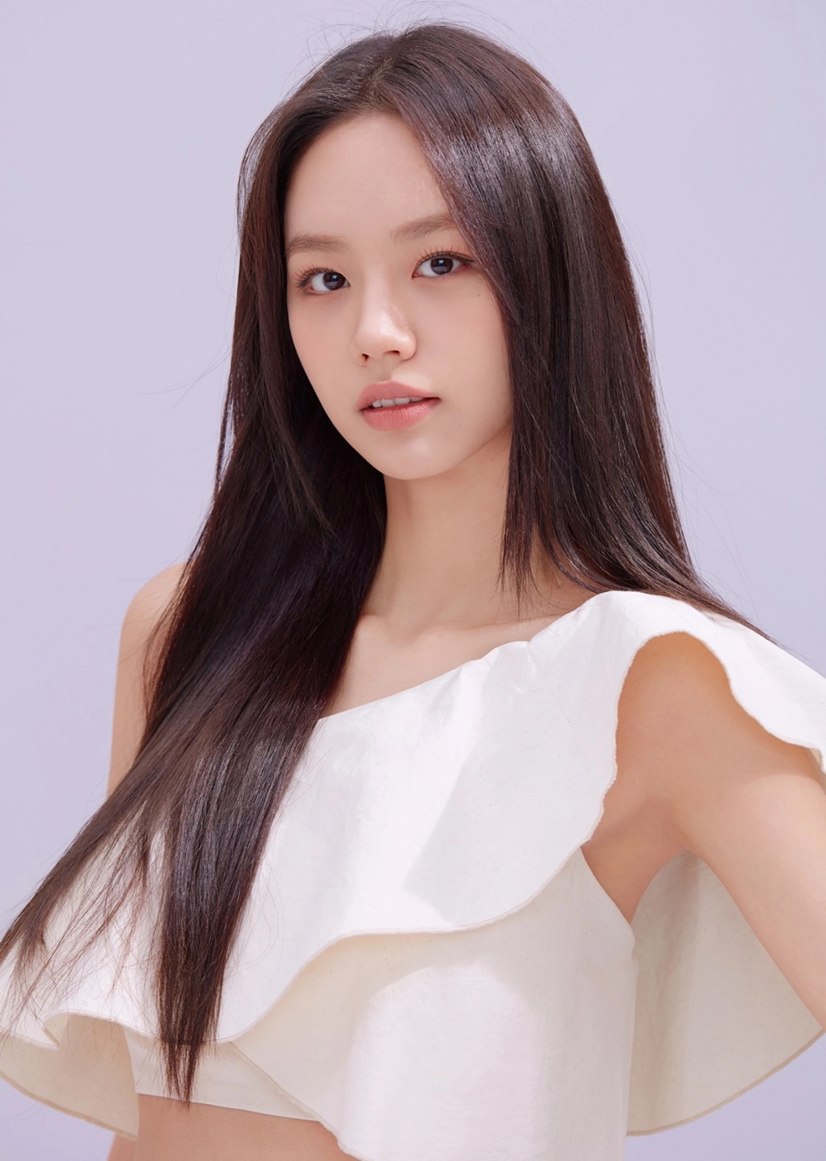Hyeri được cho là nhân vật được dư luận xứ Hàn ủng hộ trong chuyện tình tay ba kéo dài 2 tuần gây chấn động làng giải trí xứ kim chi. Mới đây, nữ diễn viên xứ Hàn chia sẻ cuộc sống hiện tại. Trong tập mới nhất của chương trình Hyell's Club, Hyeri bày tỏ rằng cô hài lòng với cuộc sống của mình và biết ơn cuộc đời, nhận thấy bản thân vẫn rất may mắn.
Khách mời Jo Se Ho hỏi Hyeri: "Em cảm thấy thế nào khi sống như Hyeri? Tất nhiên, có nhiều người thích em nhưng chắc hẳn em cũng có những lo lắng của riêng mình. Anh không biết cảm giác khi sống cuộc đời của Hyeri là thế nào?". Nữ diễn viên đáp: "Em cảm thấy ổn. Khi tham gia chương trình Yoo Quiz On The Block, điều khó khăn nhất là em phải kể câu chuyện của mình và nói về những khó khăn trong cuộc sống.
Nhưng thành thật, em chẳng có điều gì để nói. Vậy nên em kết thúc chương trình bằng cách nhảy. Em nghĩ rằng mình rất may mắn. Mọi người thích em bất kể em làm gì". (Nguồn: Dân Trí)