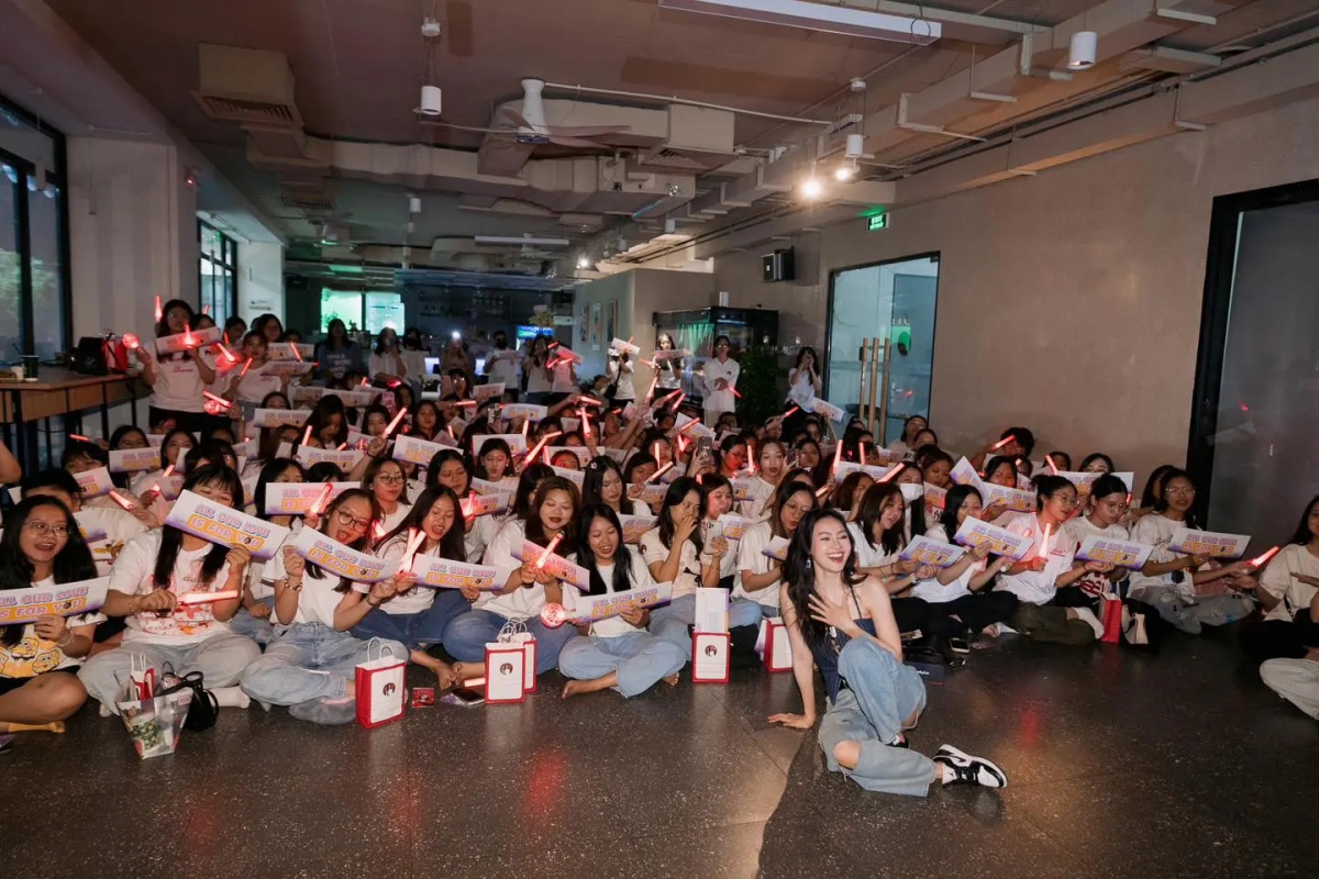 Trên trang fanpage của Ninh Dương Lan Ngọc vừa đăng tải thông tin nữ diễn viên được một khán giả Việt sống tại nước ngoài mua tặng một mảnh đất lưu niệm tại Scotland. Được nhận món quà đặc biệt từ fan, Ninh Dương Lan Ngọc bày tỏ cảm xúc của mình: "Đây là điều khi mở quà các bạn nói với Ngọc và Ngọc vẫn còn mơ hồ, thật sự quá biết ơn vì những tình cảm Ngọc nhận được đến ngày hôm nay. Cảm ơn vì luôn yêu thương, tin tưởng và đồng hành cùng Ngọc".
Phía quản lý của nữ diễn viên cho biết, thông tin này do các fan của nữ diễn viên đăng tải. Đây là tình cảm của các fan đối với Lan Ngọc. Hiện tại, nữ diễn viên không muốn chia sẻ thêm về câu chuyện này. (Nguồn: Dân Việt)