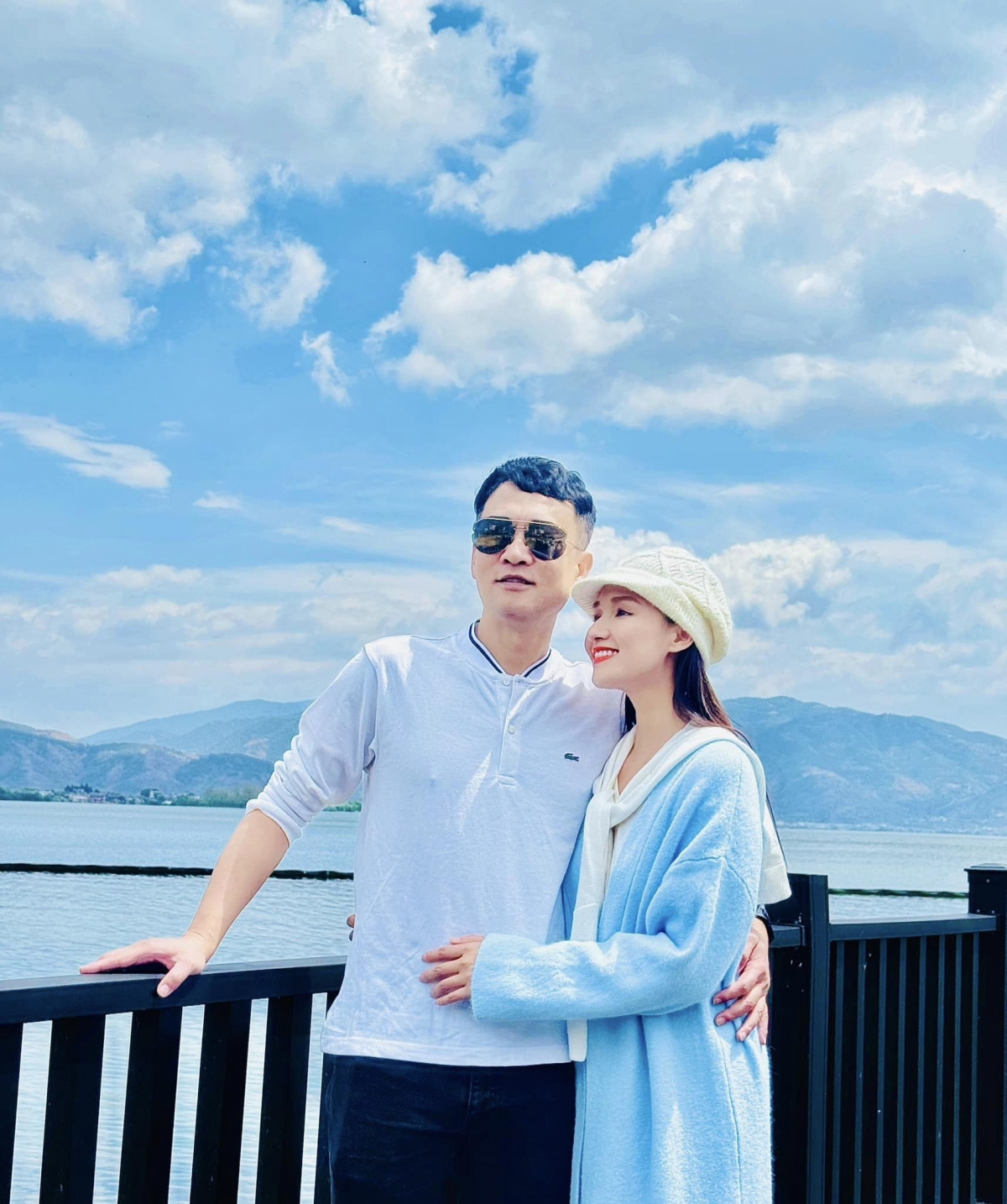 Trên trang cá nhân, Lã Thanh Huyền chia sẻ hình ảnh tình cảm với chồng trong chuyến du lịch Trung Quốc mới đây kèm theo những lời ngọt ngào. "Chuyến đi kỷ niệm 18 năm bên nhau và 13 năm là bạn đời, bạn đồng hành trong mọi hành trình của nhau. Được có một người bạn đời như anh chính là hạnh phúc lớn nhất của em. Chúc mừng ngày kỷ niệm của chúng ta", diễn viên Lã Thanh Huyền viết. 
Ở phần bình luận, nhiều khán giả thể hiện sự ngưỡng mộ với cuộc sống hạnh phúc, ngọt ngào của cặp đôi. Một số người cũng bày tỏ, Lã Thanh Huyền là một phụ nữ thành công cả trong sự nghiệp và cuộc sống hôn nhân. (Nguồn: VietNamNet)