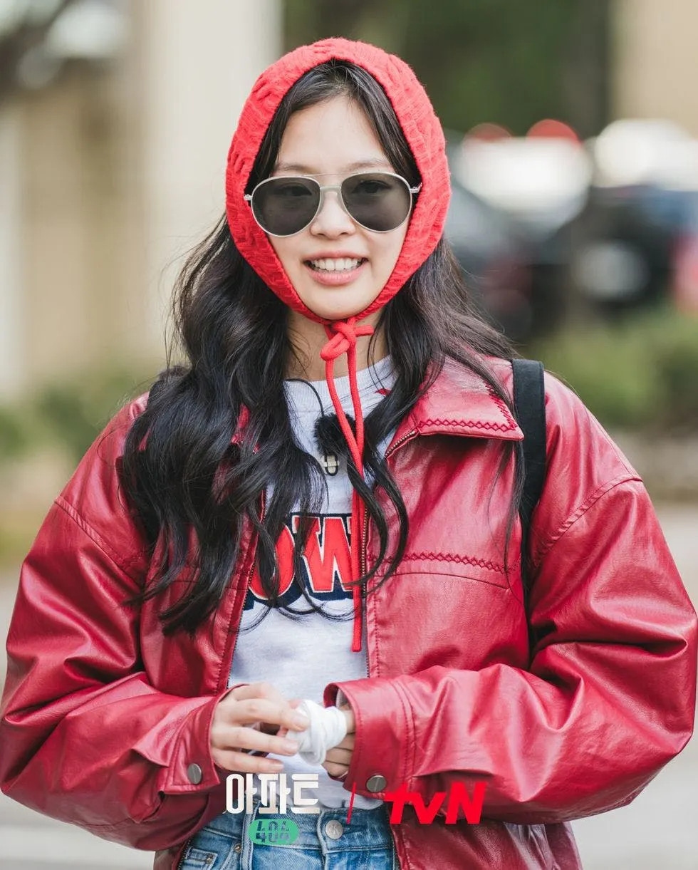 Không còn nghi ngờ gì nữa, đỉnh cao của sự dễ thương trong chương trình chính là màn cosplay "Cô bé quàng khăn đỏ" của Jennie. Kết hợp chiếc áo phông có in chữ đậm với quần jean và áo khoác da màu đỏ, cô hiện đại hóa diện mạo bằng cặp kính lấy cảm hứng từ hàng không, thể hiện phong cách cá tính và sang trọng đặc trưng của mình.
​​​​​Sự xuất hiện của Jennie trong “Apartment 404” đã nhận được sự quan tâm lớn từ khán giả trong và ngoài nước. Chương trình không chỉ thu hút người hâm mộ BLACKPINK mà còn cả những người yêu thích thể loại gameshow thực tế hài hước, bí ẩn. Phong cách thời trang của Jennie trong “Apartment 404” cũng trở thành chủ đề được giới điệu mộ bàn tán sôi nổi. Jennie đã chứng minh rằng cô không chỉ là một thần tượng tài năng mà còn là một biểu tượng thời trang thực sự.