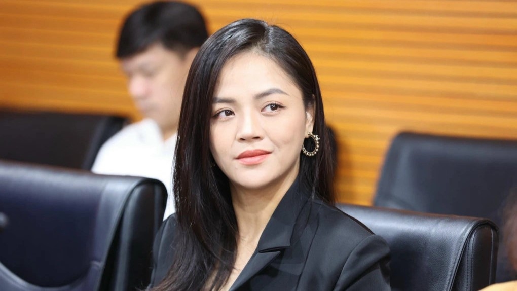 Trước những tranh cãi về quyết định làm mẹ đơn thân lần 2, Thu Quỳnh một lần nữa lên tiếng trên trang cá nhân. Theo đó, nữ diễn viên bày tỏ sự bức xúc trước những bình luận cho rằng cô "bị bỏ sát ngày sinh nở", "chia tay bạn trai", "con sinh ra sẽ không có bố"... "Trước giờ tôi thường chưa bao giờ hối hận với quyết định của mình. Đúng với tôi, sai với nhiều người là lẽ thường tình. Đừng bi kịch hóa 2 từ "đơn thân". Tôi đơn giản là không muốn kết hôn nữa, không thích làm đám cưới nữa và việc đó có nghĩa là trên giấy tờ, pháp luật, tôi vẫn là mẹ đơn thân, một người phụ nữ 2 con độc thân. Tôi nói ra lựa chọn của mình không phải để chờ ai đó phán xét. Cũng như việc tôi hạnh phúc không phải chờ ai cho mới được", Thu Quỳnh viết.
Thu Quỳnh nói thêm rằng: "Tôi quyết định không kết hôn lần thứ hai vào thời điểm này vì thấy việc đó không quan trọng. Tôi nghĩ, việc kết hôn hay không, không ảnh hưởng tới hạnh phúc của mình. Tôi thấy vui và thoải mái hơn khi có cuộc sống không bị ràng buộc bởi một tờ đăng ký kết hôn hay một lễ cưới". (Nguồn: Dân Trí)