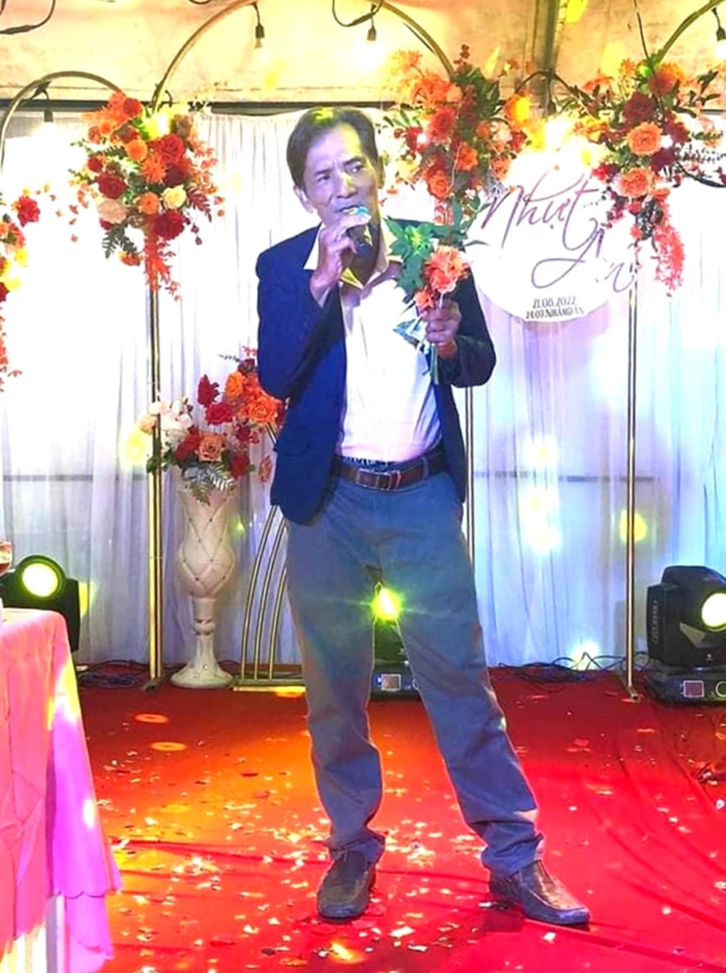 Nhạc sĩ Tô Hiếu cho biết diễn viên Thương Tín đã có show sau khi ông về quê. Nhạc sĩ Tô Hiếu cho biết thêm, ban đầu anh báo giá cát-xê 5 triệu đồng cho Thương Tín nhưng chủ show nói trả Thương Tín 10 triệu đồng và tiền tặng kèm hoa cho nam diễn viên.
Trước đó, nhạc sĩ Tô Hiếu chia sẻ, Thương Tín từng được một bầu show mời diễn tại Phú Quốc ngày 14/4 tới. Sau khi xảy ra vụ "tố" ồn ào, người này gọi điện thoại động viên nam nhạc sĩ đồng thời thông báo hủy show. Ngoài ra còn một show ở Hội An do Tô Hiếu đứng ra tổ chức, dự định trước đó cũng sẽ để Thương Tín biểu diễn song đến hiện tại show này đang tạm dừng lại. (Nguồn: Dân Việt)