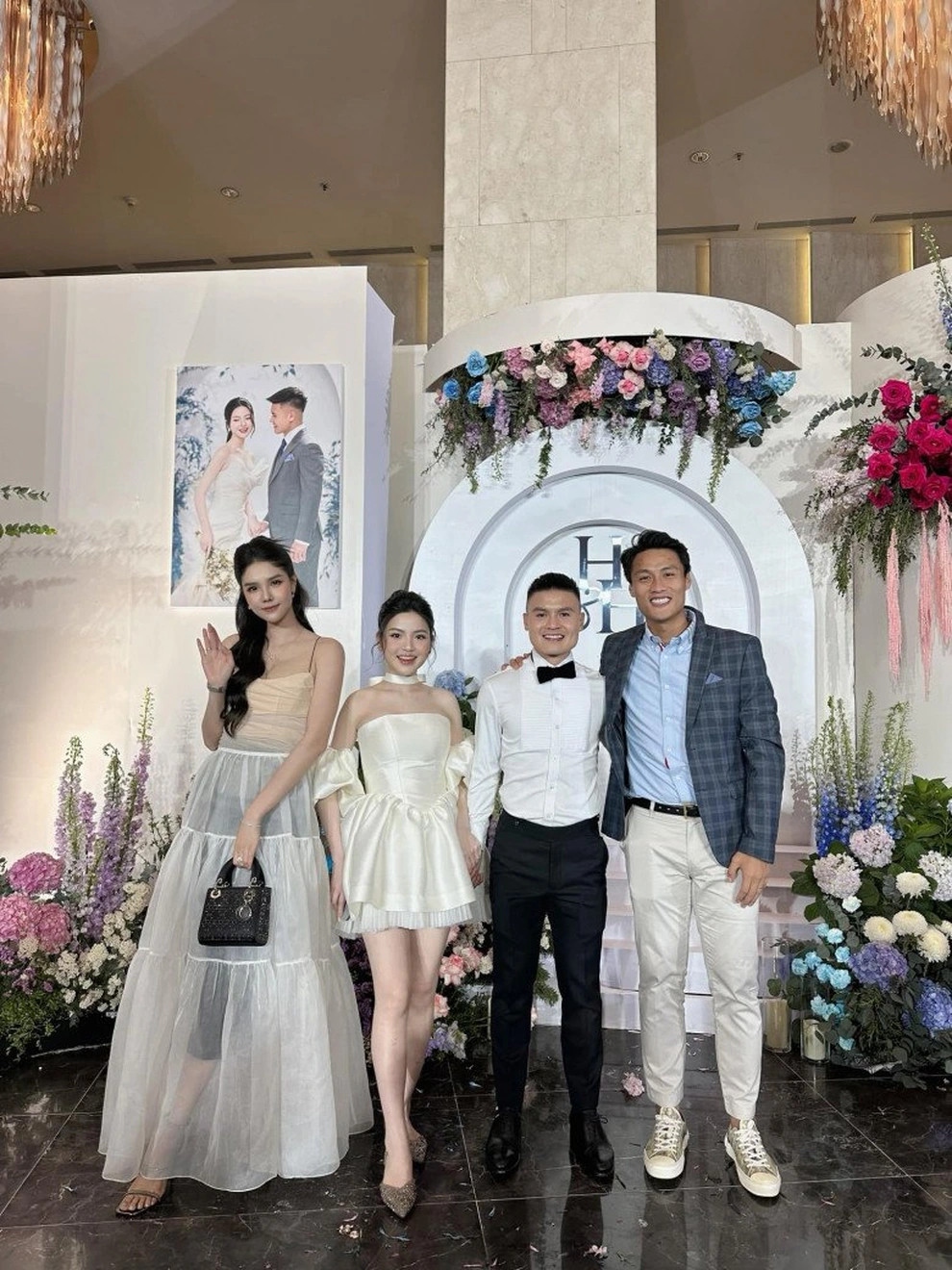 Kỳ Hân cho biết, chiếc váy cô mặc tại đám cưới Quang Hải được nhiều người khen, có thể do cách nhìn nên trang phục không hợp mắt một số khán giả. "Tôi không mặc quần legging đen cùng váy để đi ăn cưới. Bên trong chiếc váy phía ngoài là chiếc váy hai dây có phần thân dưới màu ombre xám nên có thể gây hiểu lầm về thị giác.
Trong cuộc phẫu thuật mũi lần trước, bác sĩ có lấy một phần da ở bụng nên bắt buộc tôi phải đeo thêm gen nịt bụng. Nếu chỉ mặc chiếc váy nguyên bản sẽ bị lộ phần gen đó", Kỳ Hân nói.
Vợ cầu thủ Mạc Hồng Quân chia sẻ thêm, khi đến tiệc cưới, cô luôn tuân thủ dresscode mà cô dâu, chú rể đề ra với khách mời. Cô cho rằng, đây cũng là cách tôn trọng chủ nhân bữa tiệc. "Tôi luôn chọn cho mình trang phục tự tin nhất. Ở bữa tiệc hôm đó, nhiều người khen bộ váy này. Đây không phải lần đầu tôi dính thị phi như vậy, nhưng tôi sẽ không đôi co. Nếu đó là những lời nhận xét thiện chí thì tôi tiếp thu, còn không tôi sẽ bỏ ngoài tai", Kỳ Hân thẳng thắn. (Nguồn: Dân Trí)