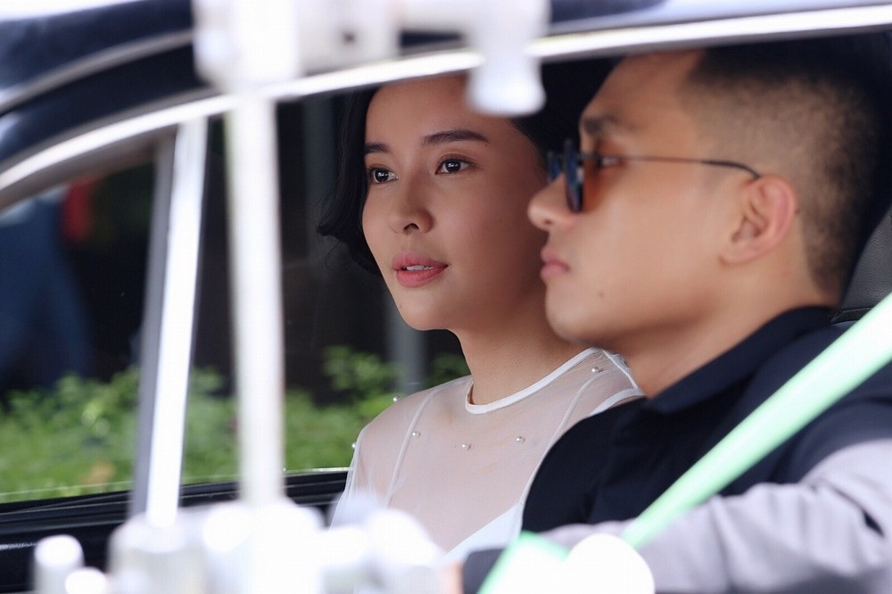Mấy ngày qua, mạng xã hội lan truyền thông tin nghi vấn hẹn hò giữa diễn viên Cao Thái Hà và Hữu Vi. Khi liên hệ với Cao Thái Hà, nữ diễn viên tỏ ra bất ngờ khi biết mình bị đồn yêu Hữu Vi. "Tôi mới đi Hàn Quốc du lịch về và thấy mọi người gửi cho những thông tin đồn đại chuyện tình cảm giữa tôi và Hữu Vi trên mạng xã hội. Tôi thực sự quá bất ngờ vì điều này. Tôi xin đính chính là giữa tôi và Hữu Vi chỉ là bạn bè thân thiết. Chúng tôi chơi với nhau cũng được 6 năm rồi. Gần đây, Hà và Vi cùng hợp tác trong một dự án nên hay đi chung với nhau thôi. Mọi thứ đơn giản chỉ là vì công việc", Cao Thái Hà chia sẻ. (Nguồn: VietNamNet)