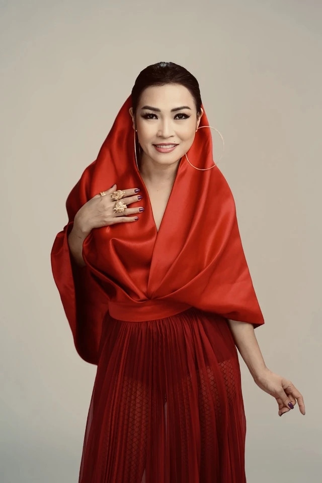 Nữ ca sĩ Phương Thanh chia sẻ: “Mọi người hay đồn em đẻ con để che đậy giới tính nhưng mà thực ra em vẫn muốn làm công chúa, có những điều chưa chắc hợp là đã hay, tưởng không hợp mà lại hợp. Ví dụ hát với chị Siu Black thì quen thuộc quá còn hát với Mono biết đâu sẽ có nhiều bất ngờ”.
Được biết hồi năm 2019, khi tham gia show Màu của mỗi người hướng đến cộng đồng LGBT, Phương Thanh thẳng thắn nói về tin đồn thuộc giới tính thứ ba. Giọng ca Trống vắng chia sẻ: "Lúc còn bé, tôi vô cùng tinh nghịch khiến mọi người nghĩ tôi là con trai. Nhiều năm máu lửa trên sân khấu khiến khán giả cho rằng tôi là người quá nam tính. Nhưng đó là điều cần thiết khi muốn truyền năng lượng đến khán giả. Nhưng ở đời thường, Phương Thanh có thể khiến các chàng trai mê mệt". (Nguồn: Thanh niên)