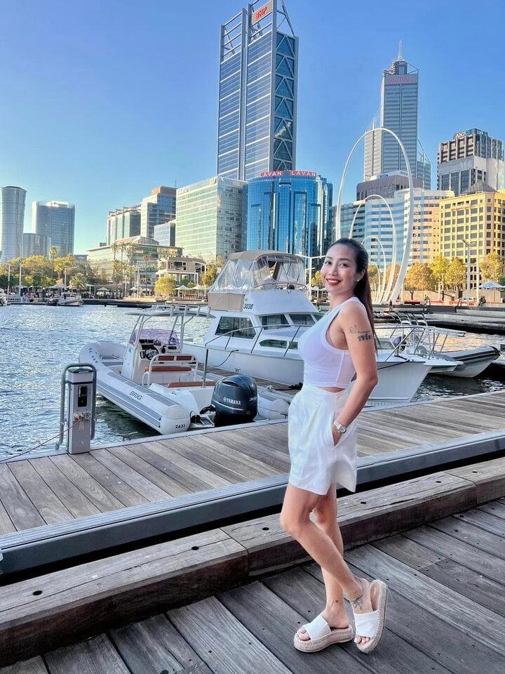 Người đẹp Ốc Thanh Vân tạm rời xa showbiz để toàn tâm toàn ý chăm lo cho gia đình. Dù ít có cơ hội làm nghề nhưng Ốc Thanh Vân chia sẻ sẽ luôn cống hiến hết mình trong khả năng có thể: "Hiện tại tôi không còn làm nghệ thuật như khi còn trẻ nữa nhưng khi cầm trên tay tấm giấy mời tới lễ trao tặng danh hiệu NSƯT, NSND, tôi hiểu rằng mình làm nghệ thuật không phải vì cá nhân.
Tôi nhận thấy mình có trách nhiệm làm đẹp cho nền nghệ thuật nước nhà. Hiện tại, tôi có cơ hội giới thiệu về nền nghệ thuật Việt Nam đến các quốc gia khác, cụ thể là Australia. Tôi tự nhắc nhở bản thân rằng dù hiện tại có ít cơ hội làm nghề, tôi vẫn sẽ làm những điều thật tử tế, hết lòng cho nghề nghiệp của mình". (Nguồn: VTC News)