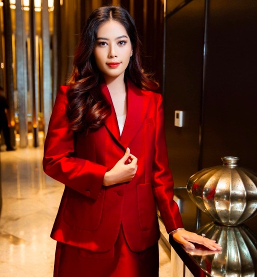 Ngày 11/4, Nam Em khóa tài khoản mạng xã hội. Hiện, cộng đồng mạng không thể vào được Facebook có tick xanh mang tên Nguyễn Lệ Nam Em. Thanh tìm kiếm Facebook cũng không ghi nhận kết quả chính chủ mang tên Nguyễn Lệ Nam Em. Trước đó, cựu hoa khôi đăng lên mạng xã hội về quyết định tạm rời giới giải trí. "Tôi sẽ tập trung kiếm tiền, chỉ cần như vậy mọi thứ tự khắc tốt lên. Khi tìm được động lực sống, tôi sẽ quay lại showbiz vào một ngày không xa", Nam Em viết. Ngoài tài khoản Facebook, trang TikTok với khoảng một triệu lượt theo dõi của Hoa khôi Đồng bằng sông Cửu Long cũng chuyển về chế độ riêng tư. (Nguồn: Tiền Phong)