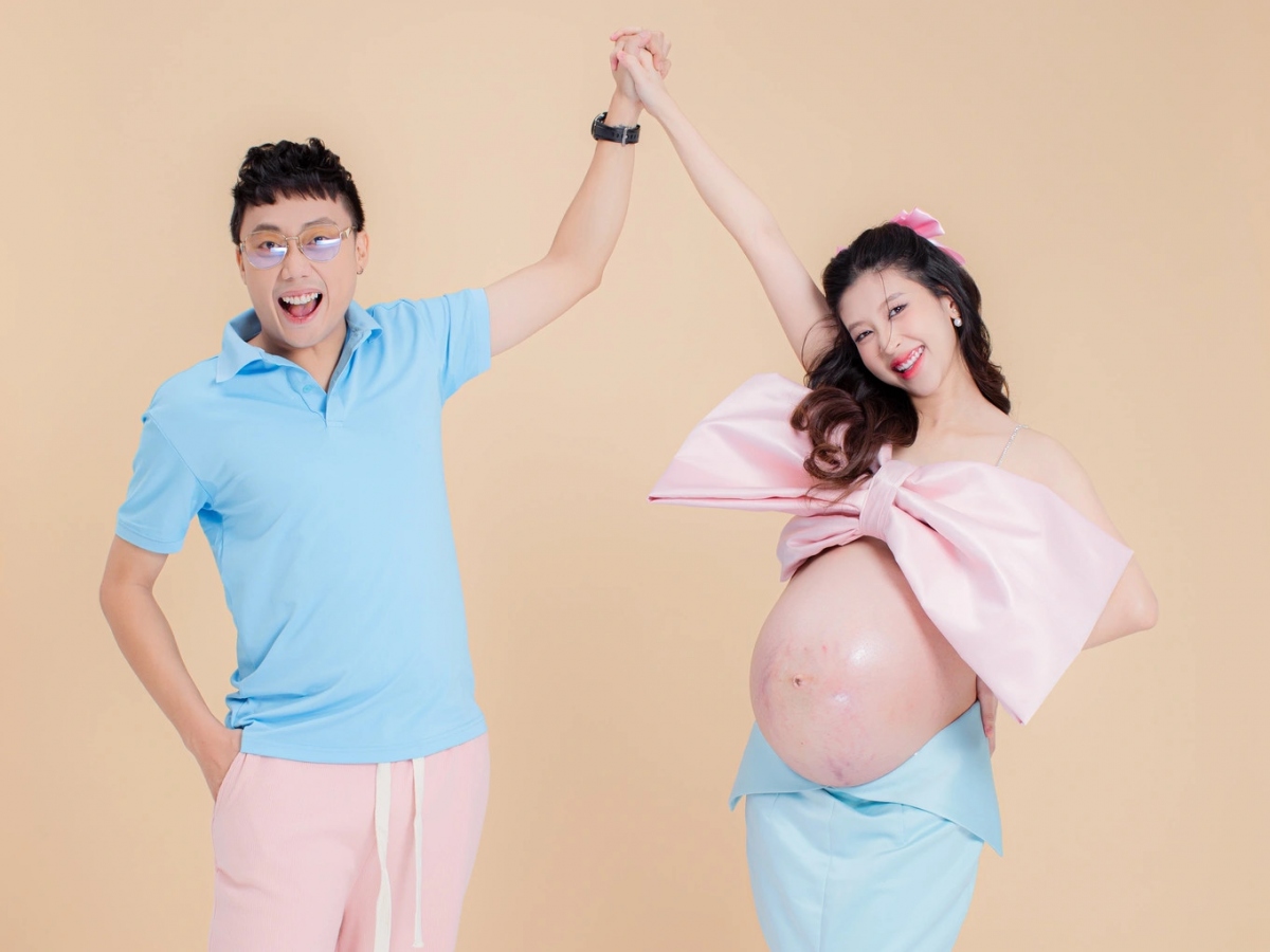 Trong bộ ảnh mới đánh dấu cột mốc sắp trở thành cha mẹ, Kim Chi và Gino Tống rạng rỡ, gương mặt ánh lên niềm hạnh phúc. Dù bụng đã to nhưng Kim Chi vẫn tươi tắn, xinh đẹp và năng động.
Chia sẻ về hành trình mang thai, Kim Chi cho biết thời gian đầu, cô bị nghén nặng, không ăn uống được gì. Tuy nhiên, sau khi bồi dưỡng cơ thể theo chỉ định của bác sĩ, tình trạng của Kim Chi đã cải thiện hơn.
"Lạ lẫm, bỡ ngỡ là những cảm xúc đầu tiên khi mang bầu. Tôi đã trải qua 3 giai đoạn: nghén dữ dội, ăn gì cũng nôn, sau đó thì hay thèm ăn và cuối cùng là trạng thái đi lại khó khăn, cơ thể nặng nề, mệt mỏi", Kim Chi chia sẻ. (Nguồn: Dân Trí)
