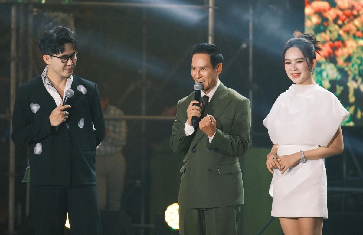 Nói về quá trình làm việc cùng vợ chồng Lý Hải - Minh Hà, nam MC Quốc Bảo tâm sự: "Khi làm việc với anh chị, tôi quan sát thấy điều này rất hay: anh Lý Hải là kiểu người đơn giản nghĩ gì nói đó. Còn chị Minh Hà luôn sát cánh bên chồng, đúng kiểu một hậu phương nâng đỡ, giúp Lý Hải trau chuốt chỉn chu hơn trong từng hành động, lời nói. Các anh chị rất dễ thương, nhẹ nhàng với mọi người, trong công việc kỹ lưỡng từng chi tiết. Với ê kíp, cả hai luôn tạo ra bầu không khí gia đình, cùng làm cùng ăn cùng chơi, nâng cao cảm xúc của các thành viên".
MC Quốc Bảo tiết lộ: "Cái tên Lý Hải được mọi người vô cùng yêu mến. Không phải tự nhiên mà anh Lý Hải được nhiều người yêu mến đến vậy, đó là do sự đầu tư nghiêm túc, chất lượng sản phẩm ngày càng lên tay, thể hiện sự chỉn chu, tôn trọng khán giả. Chắc chắn Lật mặt 7 lần này sẽ nhận được sự ủng hộ lớn". (Nguồn: Thanh Niên)