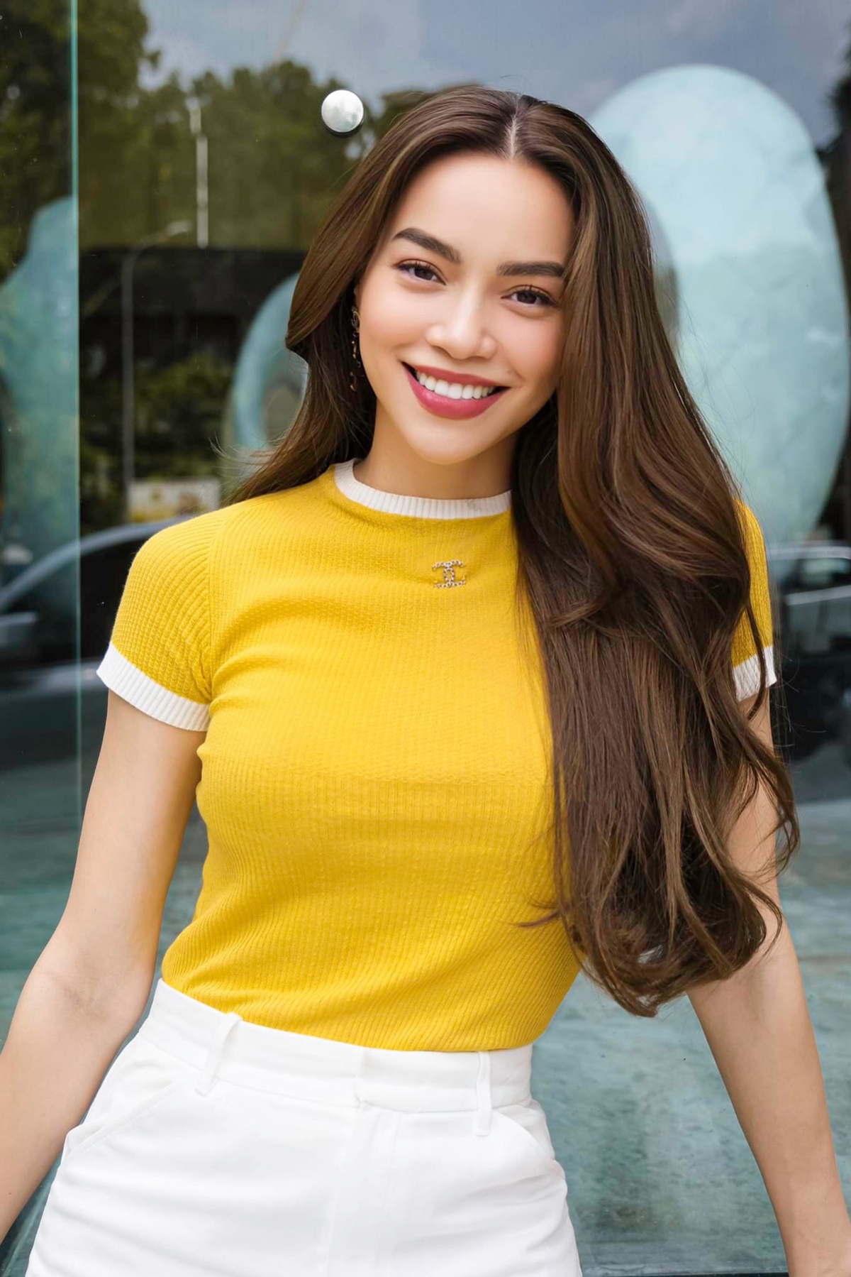 Dù đã trải qua 3 lần sinh nở, Hồ Ngọc Hà vẫn luôn được khen ngợi vì sở hữu nhan sắc và thân hình đẹp. Hồ Ngọc Hà vẫn giữ vững vị trí ngôi sao trong showbiz Việt hàng chục năm. Cô được biết đến với vai trò ca sĩ, doanh nhân sở hữu thương hiệu mỹ phẩm của riêng mình. Không phải tự nhiên Hồ Ngọc Hà được ưu ái gọi với danh xưng "nữ hoàng giải trí" trong showbiz Việt. Cô sở hữu gương mặt đẹp cùng một vóc dáng chuẩn sexy. Một điều khiến Hồ Ngọc Hà luôn được quan tâm, yêu mến đó là gu thời trang cá tính, sang trọng và gợi cảm. Trên trang cá nhân, Hồ Ngọc Hà thường xuyên đăng tải những bộ hình sành điệu, diện đồ hiệu từ nhiều nhãn hàng nổi tiếng thế giới. (Nguồn: VietNamNet)