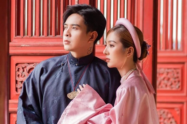 Sau 4 tháng thử sức với vai trò chủ tịch của một công ty mỹ phẩm, Hồ Quang Hiếu quyết định từ chức. Nam ca sĩ 8X cho biết trong thời gian tham gia vào lĩnh vực kinh doanh, anh và bà xã gặp không ít khó khăn dù trước đó đã dành 3 năm để nghiên cứu thị trường cùng với các cộng sự. Tuy nhiên khi công ty đưa vào hoạt động, Hồ Quang Hiếu và bà xã lại không tìm được sự đồng điệu với những thành viên trong công ty, vì vậy cả hai lựa chọn rút lui. "Sản phẩm gắn liền với hình ảnh của tôi và được đông đảo khán giả đón nhận. Song quá trình vận hành tôi gặp nhiều trở ngại, không còn tiếng nói chung với các cộng sự. Phải ngưng kế hoạch bản thân dành nhiều tâm huyết, đầu tư… tôi khá buồn nhưng tôi nghĩ đây là phương án tốt nhất cho khán giả, khách hàng và đối tác của mình", anh nói. (Nguồn: Thanh Niên)