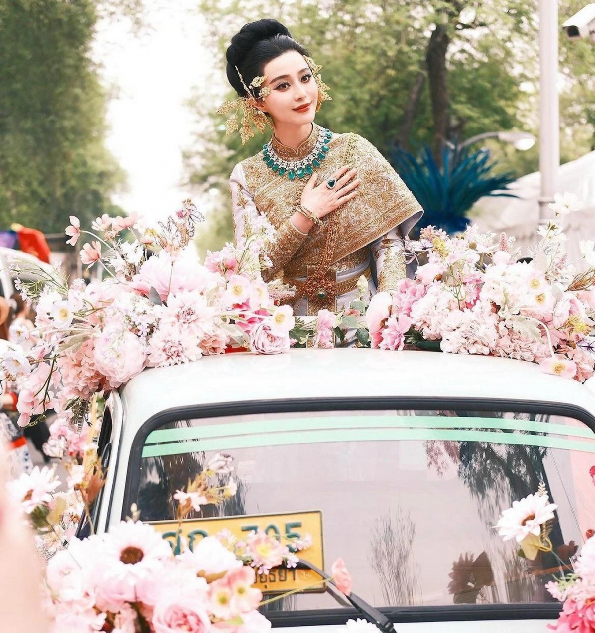 Nữ diễn viên Trung Quốc Phạm Băng Băng có mặt tại Thái Lan để tham dự Lễ hội té nước với tư cách khách mời. Cô được khen ngợi đẹp như nữ thần và thu hút sự quan tâm của khách du lịch. Xuất hiện với trang phục truyền thống Thái Lan và đeo nữ trang bằng vàng tinh xảo, nữ diễn viên Trung Quốc đi qua các con phố ở Bangkok và thu hút mọi ánh nhìn của hàng nghìn du khách cùng người dân địa phương. 
Trên trang cá nhân có hơn 4 triệu người đăng ký theo dõi, Phạm Băng Băng cũng đăng tải lại những hình ảnh này. (Nguồn: Dân Trí)