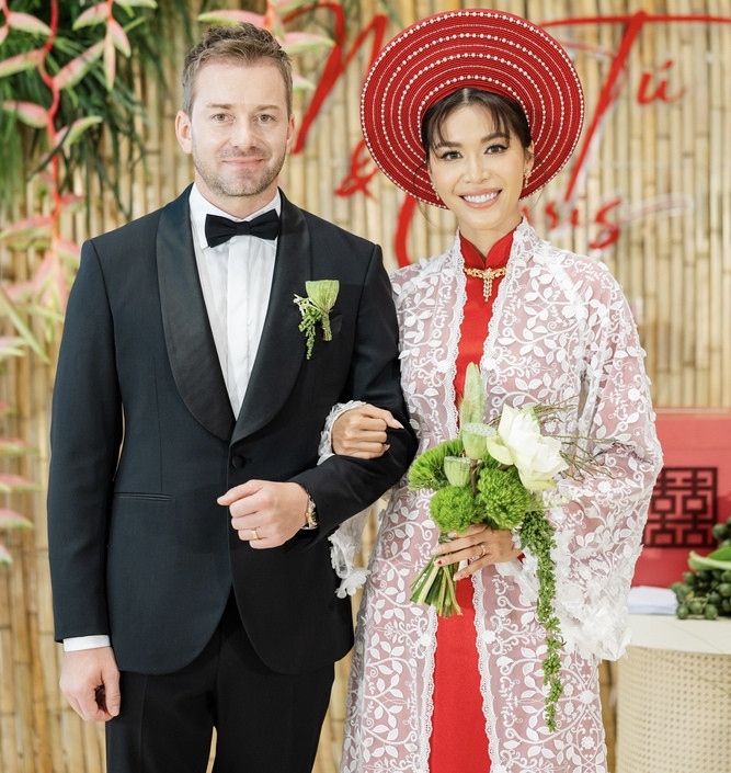 Đám cưới của siêu mẫu Minh Tú và ông xã người Đức tên Chris chính thức diễn ra vào tối 13/4 tại một trung tâm tiệc cưới ở TP.HCM. Hôn lễ được trang trí bằng các vật dụng, hoa tươi... đặc trưng của truyền thống văn hoá Việt Nam. Đúng như kỳ vọng của người hâm mộ, cô dâu Minh Tú xuất hiện vô cùng xinh đẹp, rạng rỡ trong ngày trọng đại. Đặc biệt, hình ảnh Minh Tú với tà áo dài truyền thống kết hợp cùng bộ trang sức cưới Trầu Cau trở thành điểm nhấn khiến cộng đồng mạng không khỏi xuýt xoa bởi ý nghĩa và cảm xúc mà nó mang lại. Minh Tú nghẹn ngào bật khóc khi bước vào lễ đường. Cặp đôi thực hiện nghi lễ “rót gạo”, tượng trưng cho sự hòa hợp, gắn kết bền chặt. (Nguồn: VietNamNet)