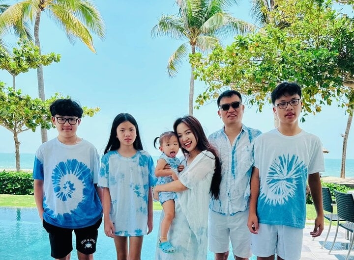 MC Vân Hugo vừa chia sẻ hình ảnh chuyến nghỉ dưỡng cùng chồng và các con. Đáng chú ý là hai con riêng của ông xã nữ MC cũng có mặt trong khung hình. Nói về hạnh phúc hiện tại, nữ MC chia sẻ: "Hai người đến được với nhau không phải điều dễ dàng, luôn có một người mạnh mẽ, một người hiền hòa, một người gắt gỏng, một người nhu mì, một người siêng năng và một người hơi lười, một người kỹ càng và người kia rộng lượng.... Không có ai trời sinh ra đã hoà hợp, điều cần thiết là sự bao dung, thấu hiểu và cùng nhau thay đổi". (Nguồn: VTC News)