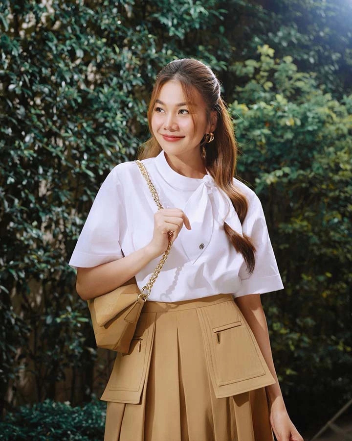 Với cuộc sống lành mạnh, gìn giữ hình ảnh cẩn trọng và chỉn chu trong mỗi lần xuất hiện, Thanh Hằng được nhiều nhãn hàng lớn "chọn mặt gửi vàng" trong vai trò đại sứ thương hiệu. Nhắc đến Thanh Hằng là nhắc đến những thương hiệu chất lượng và tầm cỡ mà cô đồng hành. "Tôi rất vui và trân trọng với cơ duyên được trở thành một phần của thương hiệu với tư cách Đại sứ thương hiệu. Được chia sẻ về câu chuyện hạnh phúc và chủ động lan tỏa niềm hạnh phúc đó với cộng đồng bằng những hành động cụ thể, thiết thực. Với tôi hạnh phúc từ những điều rất giản dị như được sống từng giây với đam mê, cùng chia sẻ với mọi người. Là hành trình nỗ lực để đạt những điều mình mong muốn", Thanh Hằng tâm sự. (Nguồn: Dân Việt)