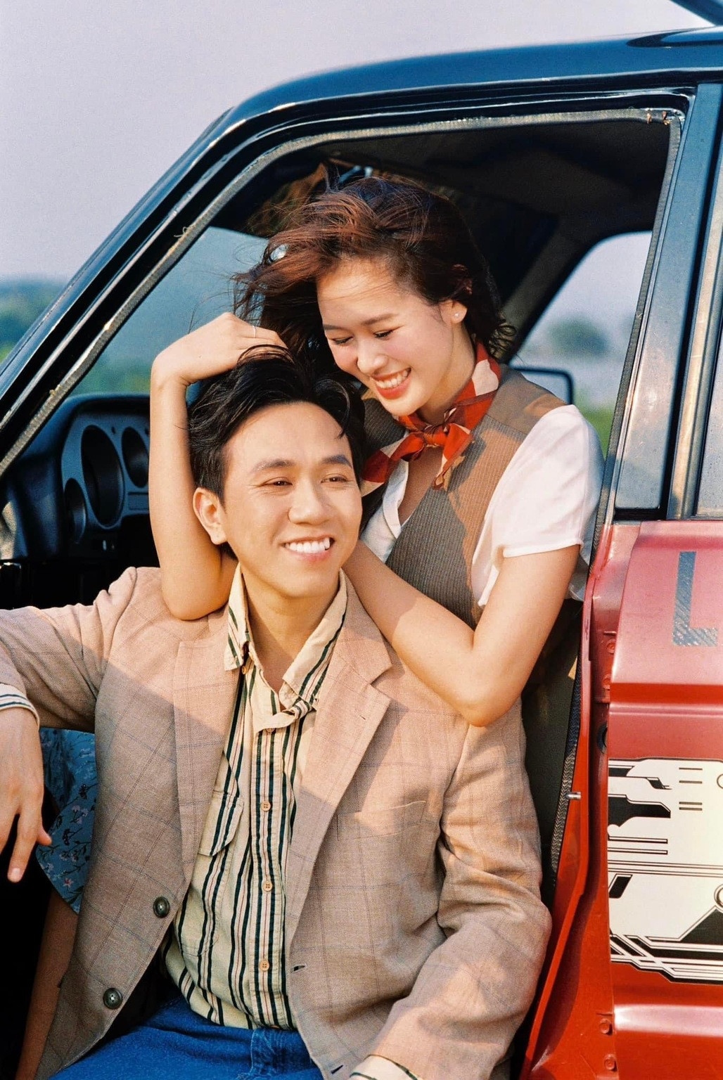 Chiều 17/4, diễn viên Phạm Quỳnh Anh - vợ sắp cưới của Anh Đức công bố loạt ảnh cưới trên trang cá nhân. Cặp đôi đã hẹn hò khoảng 1 năm và hiện đang lên kế hoạch cho đám cưới. Vợ sắp cưới của Anh Đức sinh năm 1999, sở hữu gương mặt xinh đẹp và vóc dáng nóng bỏng. Đúng ngày 4/4, cặp đôi chính thức công khai quan hệ. Anh Đức viết: “4/4, không cần săn sale, sập sàn, chốt đơn” kèm hình ảnh cầu hôn bạn gái và được người yêu ôm hôn, còn Quỳnh Anh cũng chia sẻ tấm hình được cầu hôn kèm chú thích “Chúc mừng anh có được em”. (Nguồn: VietNamNet)
