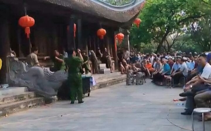 Cuộc họp giữa Ban quản lý di tích làng Đồng Kỵ và người dân vào ngày 16.4 để làm rõ nguyên nhân thất thoát quỹ di tích