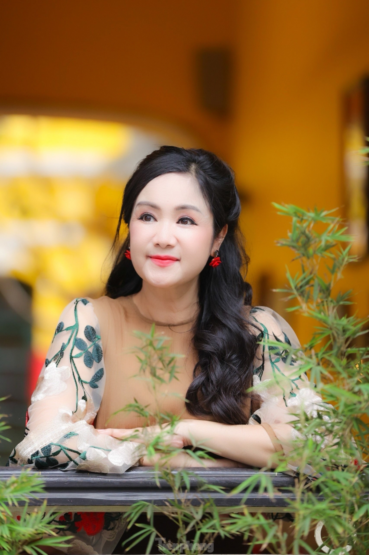 Ở tuổi 55, NSND Thu Hà khẳng định chị không sợ đối diện với thực tế mình già đi hay xấu hơn. Tuổi này, chị tự nhủ không thể xuề xòa khi ra đường cũng không tự tin để mặt mộc hoàn toàn. Cô là gương mặt quen thuộc của sân khấu và điện ảnh Việt, được khán giả ưu ái với nhiều danh xưng như “lá ngọc cành vàng”, “nữ hoàng ảnh lịch” hay “khuôn vàng thước ngọc”. NSND Thu Hà khẳng định cô không bao giờ tự nhận mình là nữ hoàng. “Tôi nghĩ rằng không có nghệ sĩ nào tự nhận mình là ông hoàng hay bà chúa, kể cả ở Việt Nam hay nền điện ảnh thế giới. Những danh xưng này là do khán giả yêu mến mà trao tặng. Nghệ sĩ họ có sự nhạy cảm và thước đo riêng cho bản thân. Cá nhân tôi vui khi được gọi là ‘lá ngọc cành vàng’, ‘nữ hoàng ảnh lịch’ nhưng chưa bao giờ tôi tự nhận. Tự nhận danh xưng mĩ miều chính là tự chôn mình”. (Nguồn: Tiền Phong)