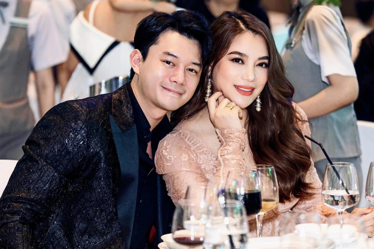 Diễn viên Anh Dũng cho biết quan hệ tình cảm với đàn chị Trương Ngọc Ánh vẫn bình thường. Anh bị ốm nhiều ngày nay, cộng thêm tin đồn ác ý nên hơi mệt mỏi. Tôi bị viêm thanh quản, tắt tiếng nhiều ngày nay, hiện tại giọng hồi phục khoảng 30%. Có lúc tôi không thể nói thành tiếng, nhiều người gọi điện thoại chẳng trả lời được. Mấy hôm trước bạn liên hệ, tôi vẫn nằm trên giường vì bệnh nặng. Tôi ổn vì đối diện thị phi, scandal với tâm thế bình thản, thấy xui xẻo khi không làm gì cũng bị đồn ác ý nhưng không đến nỗi bực bội hay quá khó chịu. Dù vậy, công việc và uy tín cá nhân đang bị ảnh hưởng nhiều nên cần giải pháp tốt nhất để chấm dứt vụ việc càng sớm càng tốt. Tôi không vật vã, 'chết đi sống lại' gì đâu. (cười). (Nguồn: VietNamNet)