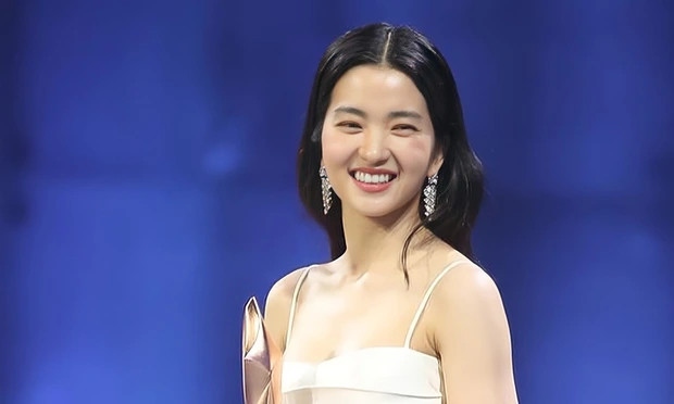 Kim Tae Ri khi cô được trao giải Nữ diễn viên chính xuất sắc nhất tại Baeksang 2022. 