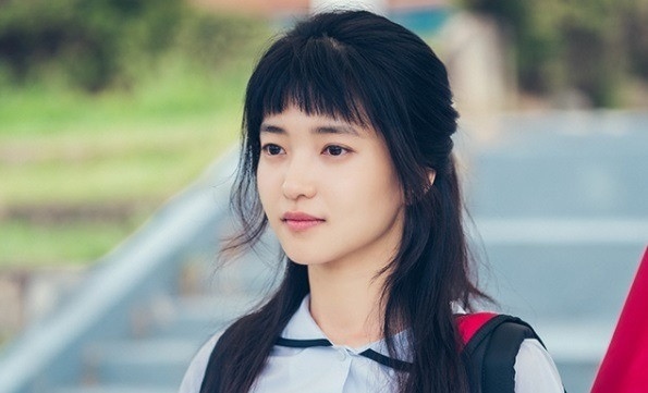 Kim Tae Ri được khen ngợi vì có thể hóa thân thành học sinh cấp 3 dù đã ở độ tuổi 30.