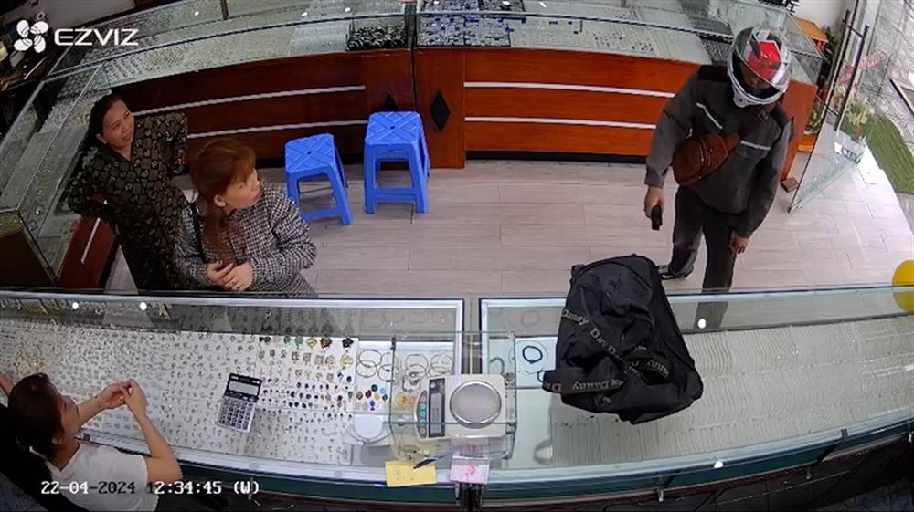 Hình ảnh trích xuất từ Camera an ninh khi đối tượng dùng dùi cui điện đe doạ chủ tiệm vàng nhằm cướp tài sản.