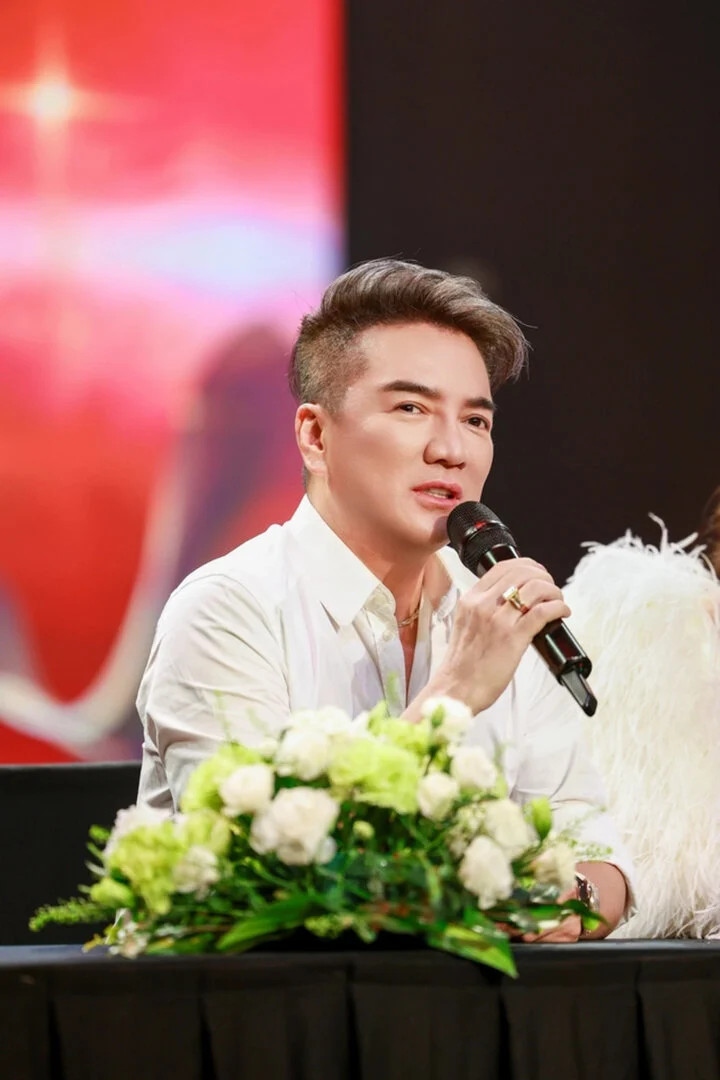 Mới đây, Đàm Vĩnh Hưng đã có những chia sẻ về hành trình ca hát của mình từ những ngày đầu khó khăn. Nam ca sĩ thừa nhận mình là người là người lì nhất showbiz. 
“Tôi có lẽ là người lì nhất showbiz bởi đã tham gia các cuộc thi tiếng hát truyền hình đến 8 lần nhưng đều trượt. Năm 1998, tôi mới đoạt Giải Tư cuộc thi Tiếng hát Truyền hình TP.HCM. Đó là bước ngoặt trong cuộc đời khiến tôi rất hãnh diện và có nhiều cơ hội để hoạt động ca hát", Đàm Vĩnh Hưng nói.Trải qua nhiều thăng trầm, nỗ lực không ngừng, giờ đây anh đã có sự nghiệp ca hát rực rỡ, ghi dấu ấn đối với khán giả. Qua hành trình của chính mình, ca sĩ cũng khuyên các bạn trẻ thử sức ở các dòng nhạc cho đến khi nhận ra mình hợp với dòng nhạc nào nhất. Theo Đàm Vĩnh Hưng việc hát dòng nhạc nào không quan trọng, quan trọng chỉ cần hát hay, rung động người nghe. (Nguồn: VTC News)