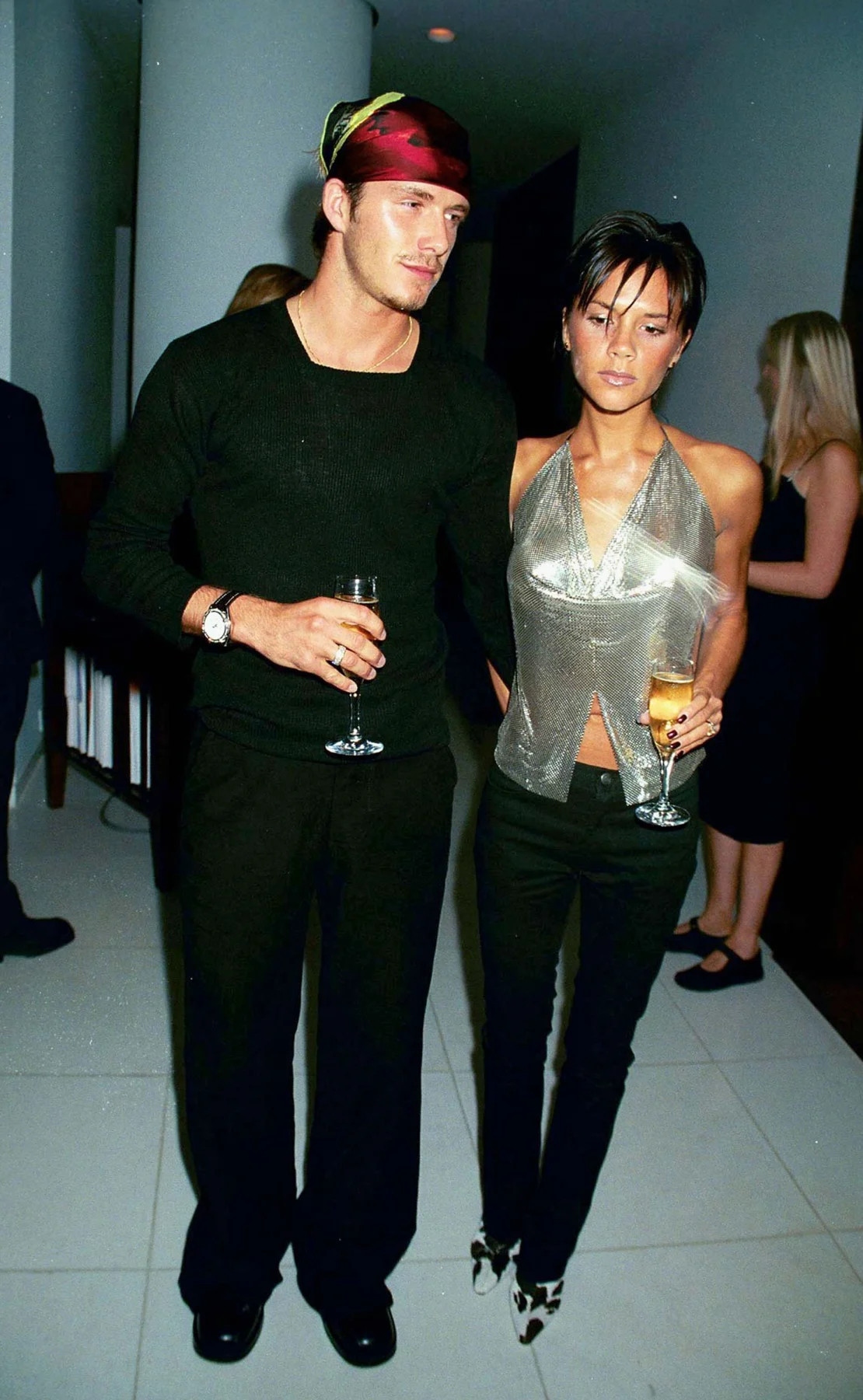 Năm 1999, vợ chồng Beckham tham dự buổi ra mắt dòng trang sức Jade Jagger ở London. David đội một chiếc khăn trùm đầu bằng lụa, trong khi Victoria bước ra với đôi giày cao gót in hình bò và áo dây hai dây.