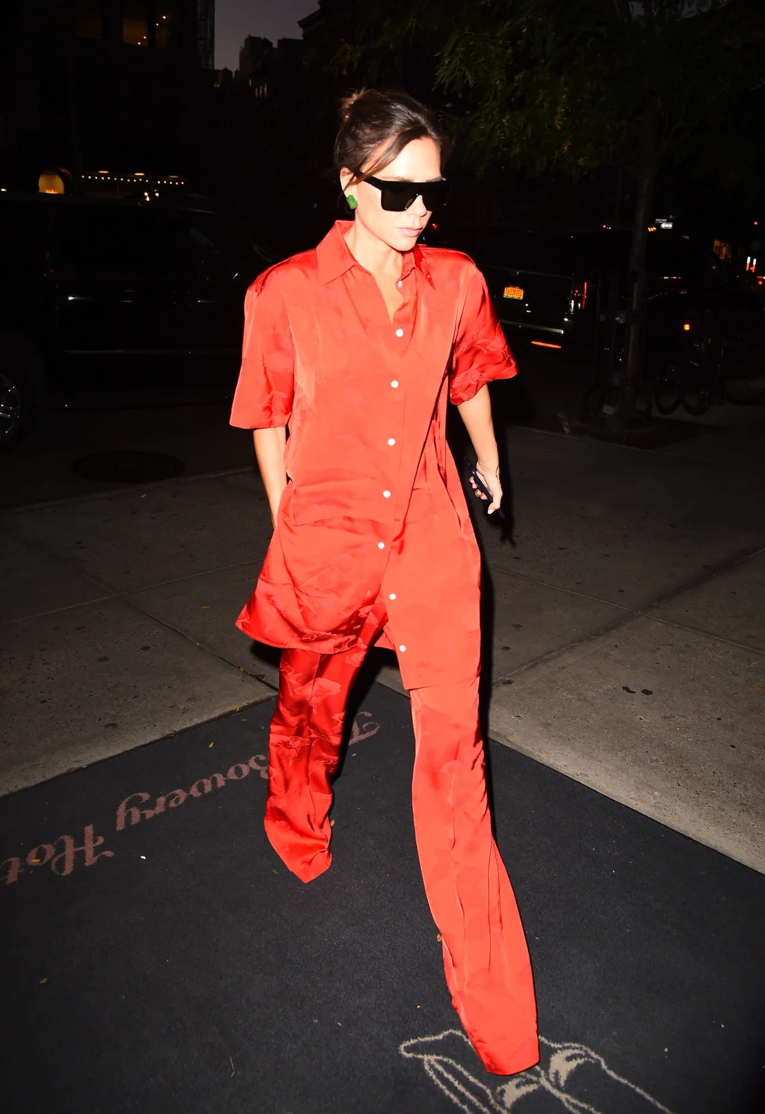 Trong chuyến thăm New York năm 2017, Victoria đã thể hiện trình độ phối màu thượng thừa của mình khi kết hợp màu đỏ tươi và màu cam. Bộ trang phục giúp cô nổi bật trong sự kiện đó.