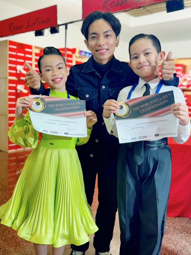 Khánh Thi cho biết Kubi (tên thật là Minh Cường) lần thứ hai vô địch thế giới ở cuộc thi dance sport quốc tế Syllabus World Championship 2024. "Kubi làm cho tôi vỡ òa cảm xúc. Tôi lại được nghe quốc ca Việt Nam. Tôi ở nhà ngóng tin con lúc 3h sáng và khóc luôn", Khánh Thi chia sẻ.​​​​​ Chứng kiến khoảnh khắc con trai và bạn nhảy nhận huy chương vàng, Phan Hiển nói anh không khỏi tự hào. "Vận động viên đoạt giải nhất thì dễ nhưng giữ vững thành tích mới khó. Cảm ơn hai con vì để bạn bè quốc tế được nghe quốc ca Việt Nam", anh nói. (Nguồn: Tiền Phong)