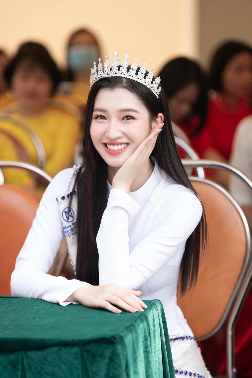 Mới đây, trong dịp sinh nhật tuổi 22, Phương Nhi đã lên tiếng giải thích lý do im hơi lặng tiếng. Nàng hậu cho biết nguyên nhân ít xuất hiện trong các hoạt động showbiz là do cô đang dành hầu hết thời gian cho việc học. "Hôm qua là ngày đặc biệt - ngày Nhi bước vào tuổi 22 trong niềm hạnh phúc ngập tràn khi nhận được thật nhiều lời chúc yêu thương từ gia đình, bạn bè và các bạn fan yêu quý! Nhi thực sự bất ngờ và cảm động. Dù đã vắng bóng trong các hoạt động nghệ thuật một thời gian để tập trung học tập, nhưng tình cảm trân quý của mọi người dành cho Nhi vẫn luôn đong đầy... Đó sẽ là hành trang quý giá để Nhi tiến về phía trước, tiếp tục hoàn thiện bản thân hơn nữa, để xứng với sự yêu thương và kỳ vọng của mọi người!", Phương Nhi nói thêm. (Nguồn: VTC News)