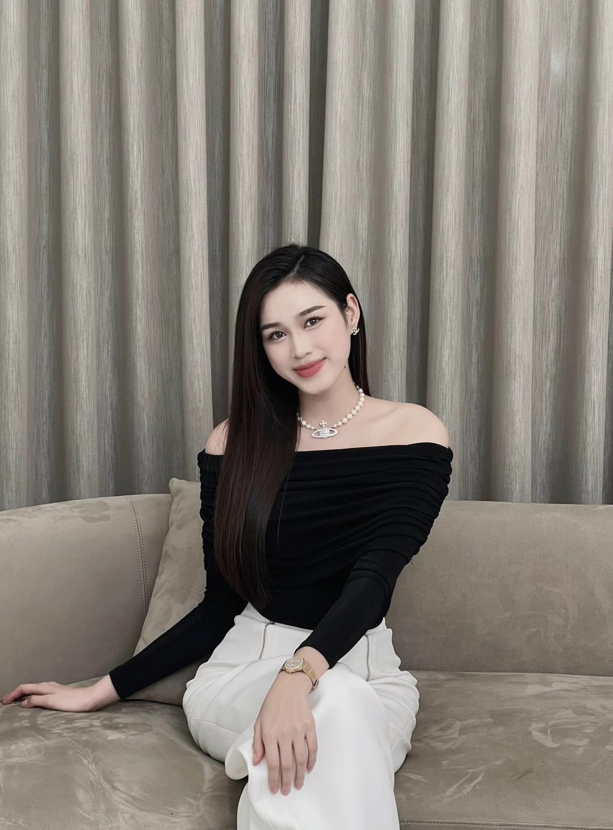 Do phong cách "nữ tổng tài" có phần mạnh mẽ, cá tính nên Cựu Hoa hậu Việt Nam chăm chỉ buộc tóc nửa đầu hoặc xõa thẳng để làm nhan sắc trở nên mềm mại, nữ tính hơn hẳn. 