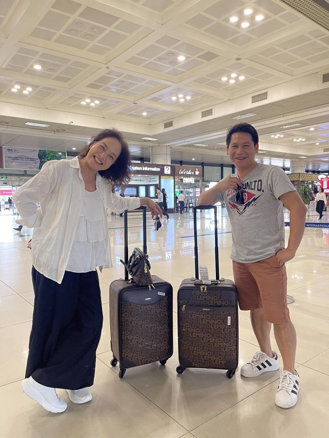 NSND Lê Khanh kể lại tình huống “xấu hổ” khi cầm nhầm vali tại sân bay Nội Bài. Đây là lần thứ 2 nữ nghệ sĩ được an ninh sân bay thông báo về sự cố. Trước đó, cô để thất lạc hành lý do quên tại sân bay Tân Sơn Nhất. Tuy nhiên, NSND Lê Khanh ngỡ ngàng khi vị khách bị cô cầm nhầm vali là ca sĩ Trọng Tấn. Cuộc gặp gỡ trong tình huống bất đắc dĩ khiến hai nghệ sĩ kêu trời cảm thán. Trọng Tấn thú nhận với đàn chị chỉ phát hiện nhầm lẫn khi mở vali để lấy chìa khóa ôtô. “Đúng là một câu chuyện nhân duyên khó tin chị ạ. Chậm lại một chút nhưng lại vui vô cùng khi gặp chị. Lần sau lại nhầm chị nhé”, Trọng Tấn nhắn nhủ. “Kỷ niệm quá đặc biệt của hai chị em nghệ sĩ”, NSND Lê Khanh viết. (Nguồn: Tiền Phong)