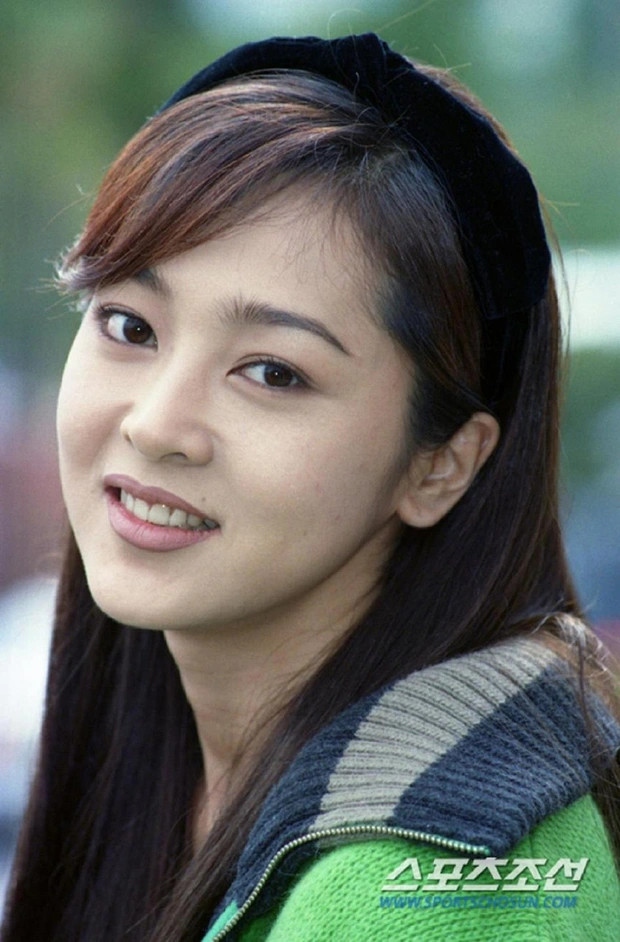 Trong khi hậu bối năm đó là Song Hye Kyo đang đạt được vô số thành tựu trong sự nghiệp thì ánh hào quang của Lee Seung Yeon đã hoàn toàn vụt tắt