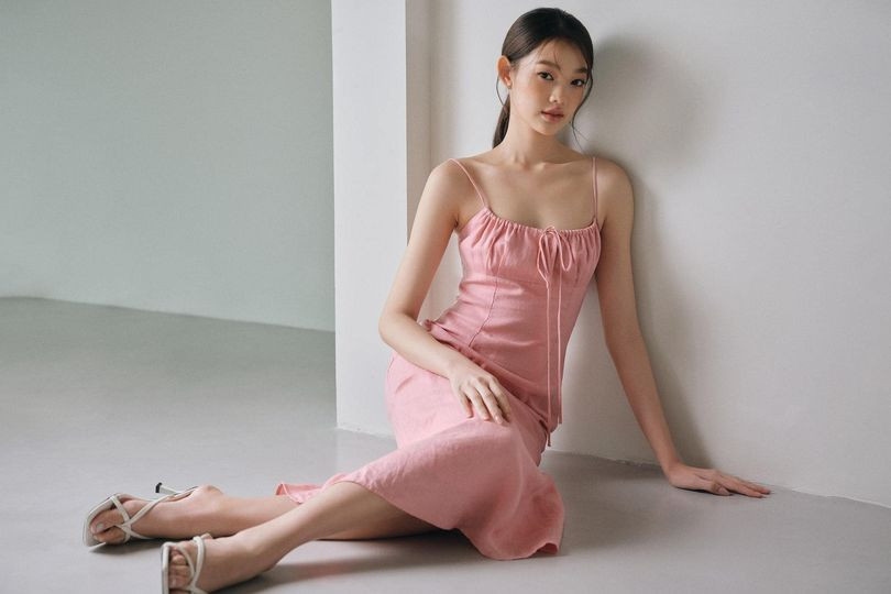 Thỉnh thoảng Bé Quyên cũng thử đổi kiểu trang phục với những thiết kế váy lụa, váy ngủ nữ tính, dù vậy các thiết kế được chọn mặc đều có điểm nhấn riêng, đôi khi nằm ở lưng, vai, tạo nên từ những khoảng hở tinh tế. 