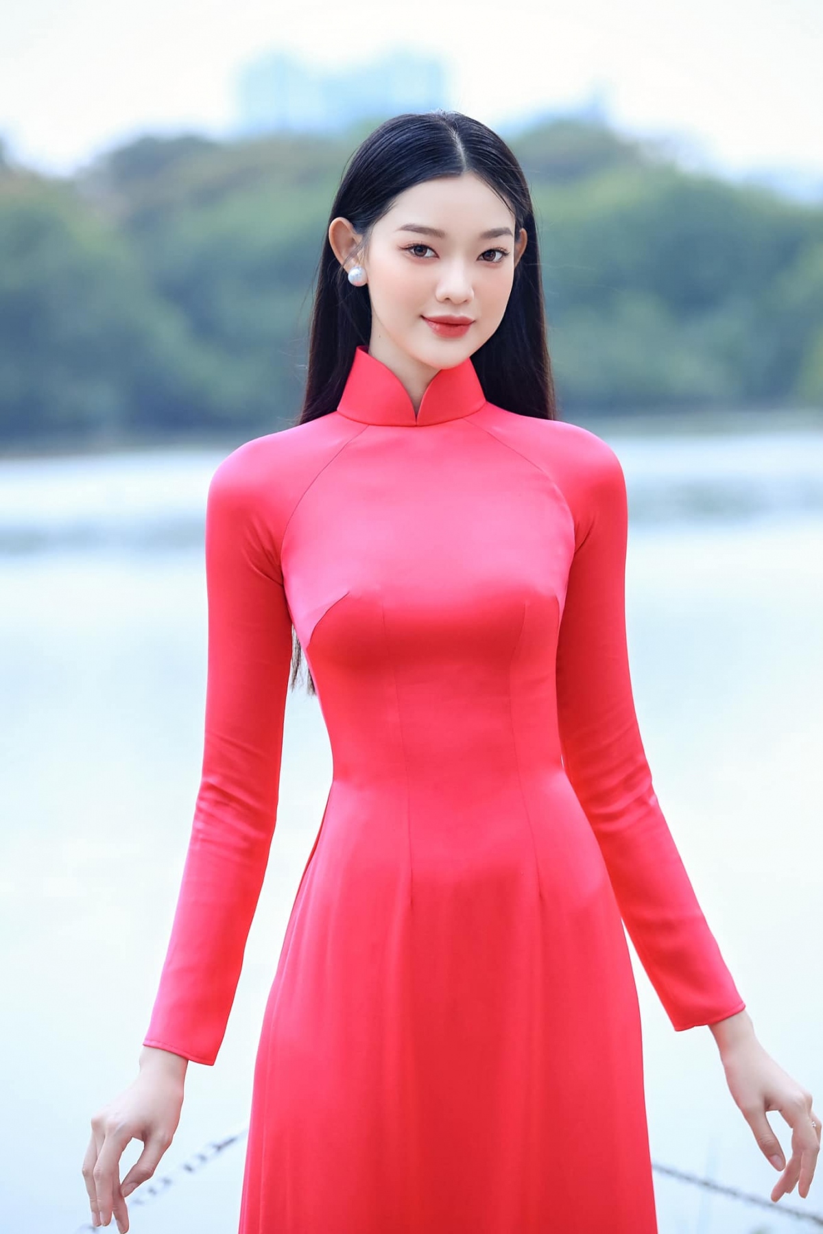 Gây ấn tượng nhất ở cô nàng Gen Z này không chỉ là cái tên khá lạ, mà còn là gương mặt xinh đẹp đậm chất Á Đông. Bé Quyên toát ra vẻ đẹp ngọt ngào, dịu dàng nhưng thần thái lại cực sang chảnh, quyến rũ không kém ai. 
 Bé Quyên bén duyên với công việc mẫu ảnh từ khi học đại học. Cô không còn bỡ ngỡ, dần trở nên tự tin trước ống kính.