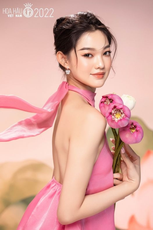 Bé Quyên sinh năm 2001, quê Bến Tre. Ngoài nhan sắc xinh đẹp, cô còn sở hữu kỹ năng trình diễn tốt. Người đẹp cao 1,74 m, số đo ba vòng 77-59-91. Thời điểm dự thi Hoa hậu Việt Nam 2022, cô thuộc nhóm thí sinh nổi bật song gây tiếc nuối khi dừng chân ở top 10. Sau thời điểm đó, Bé Quyên hoạt động mạnh trong lĩnh vực người mẫu. Cô được nhiều nhà thiết kế ngỏ ý chụp ảnh quảng bá bộ sưu tập mới, tham gia trình diễn tại các sự kiện thời trang.