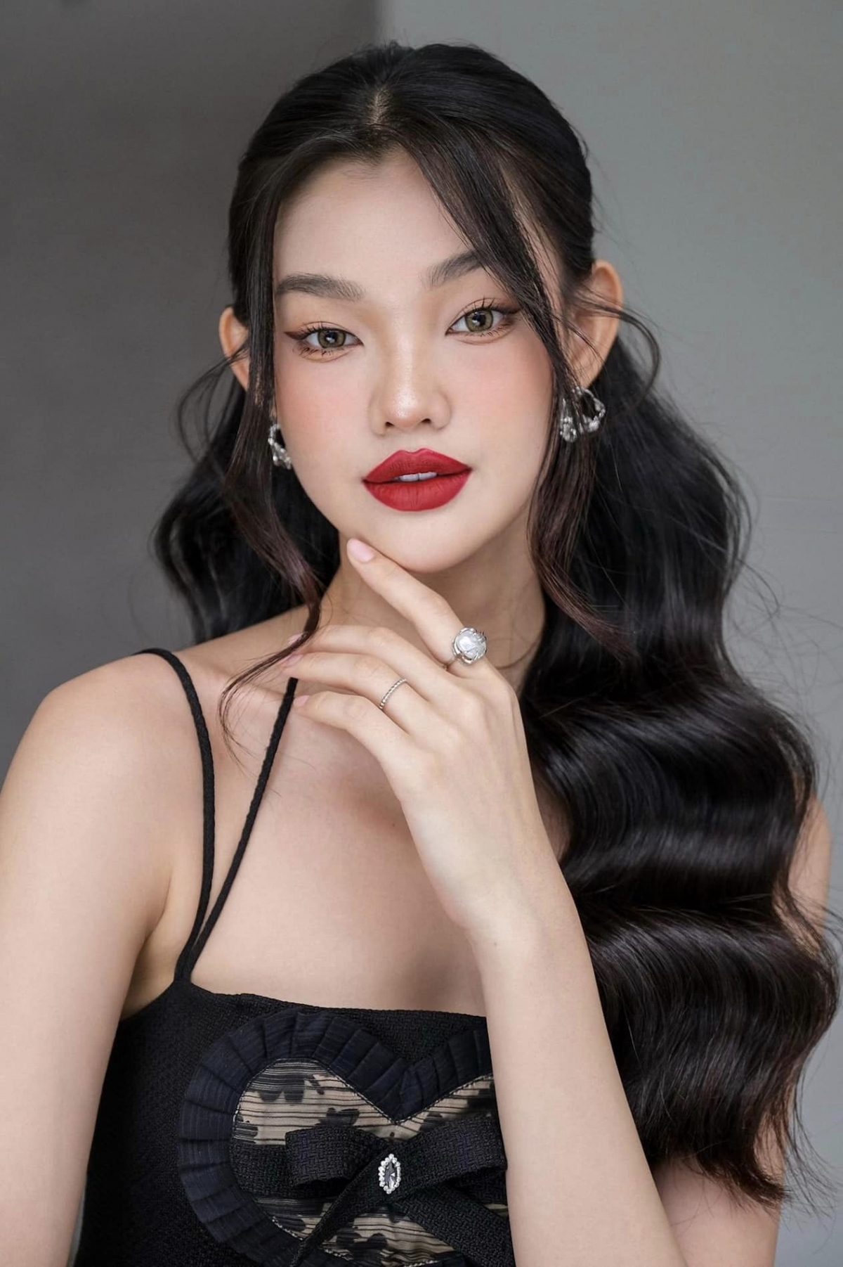 Làn da trắng nõn nên Bé Quyên có thể diện rất đẹp những kiểu đồ theo các phối màu khác nhau. Với bikini, người đẹp chủ yếu chọn tông hồng rực rỡ, vừa tạo cảm giác trẻ trung lại mang đến không khí mùa hè rực rỡ, nổi bật khi đi biển hay chụp ảnh. 