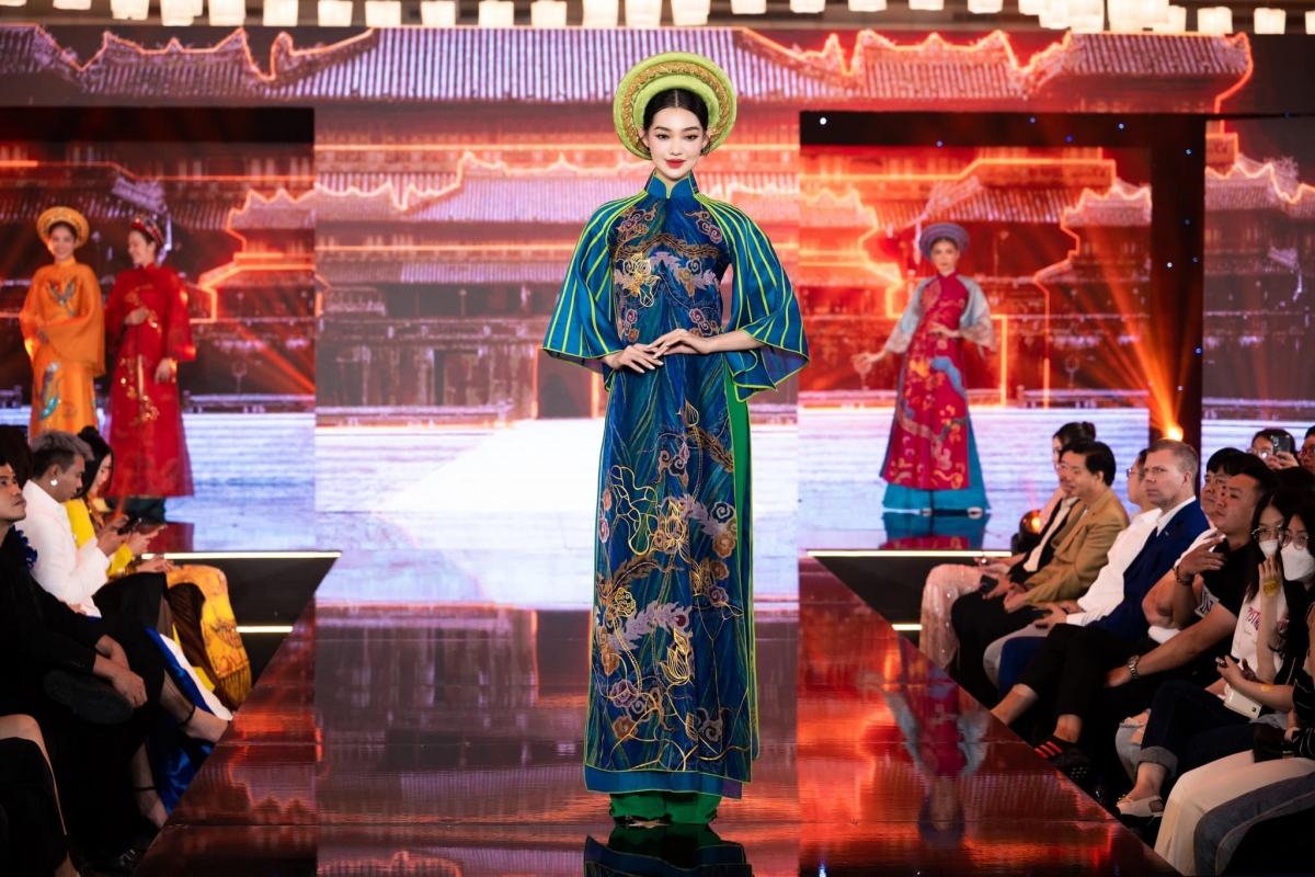 Phong cách sang trọng của Bé Quyên khi diện trang phục áo dài.