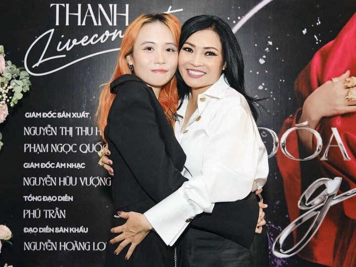 Bùi Hà Nghi Phương - con gái ca sĩ Phương Thanh chia sẻ nhiều góc độ hiếm thấy ở người phụ nữ được coi là gai góc nhất showbiz. Bên cạnh đó, cô cũng chia sẻ về một kỷ niệm không thể nào quên: "Khoảng lớp 10, tôi tìm đồ không thấy, hỏi ra thì biết mẹ vứt đi rồi nên nổi nóng. Bị nói hỗn, tôi và mẹ cãi nhau um sùm nên bỏ nhà đi bụi, thực tế là qua nhà bác ruột. Tôi giận nên chặn Facebook, không nhắn tin liên lạc với mẹ nữa. Suốt 1 tuần đó, họ hàng cũng khuyên này kia nhưng tôi chỉ nói: "Con với mẹ chưa giải quyết xong". Lúc đó hình như gần Tết, mấy anh làm nhạc kể mẹ nói: "Tao thương con Gà vì ai tao cũng lì xì hết rồi, có con Gà là chưa". Hai mắt tôi tự nhiên rưng rưng, dọn về nhà ngay hôm đó. Thấy tôi, mặt mẹ nhìn tội lắm, tôi cứ vậy lao vào mè nheo luôn. Đến bây giờ kể lại, tôi vẫn nhớ vẻ mặt của mẹ hôm đó. Bây giờ tôi thấy mình khác lắm. Tôi rất mềm với mẹ, có gì cũng nhịn hết, chủ động dỗ mẹ. Thậm chí đôi lúc, tôi tưởng như mình mới là người lớn còn mẹ là em bé trong nhà. (Nguồn: VTC News)