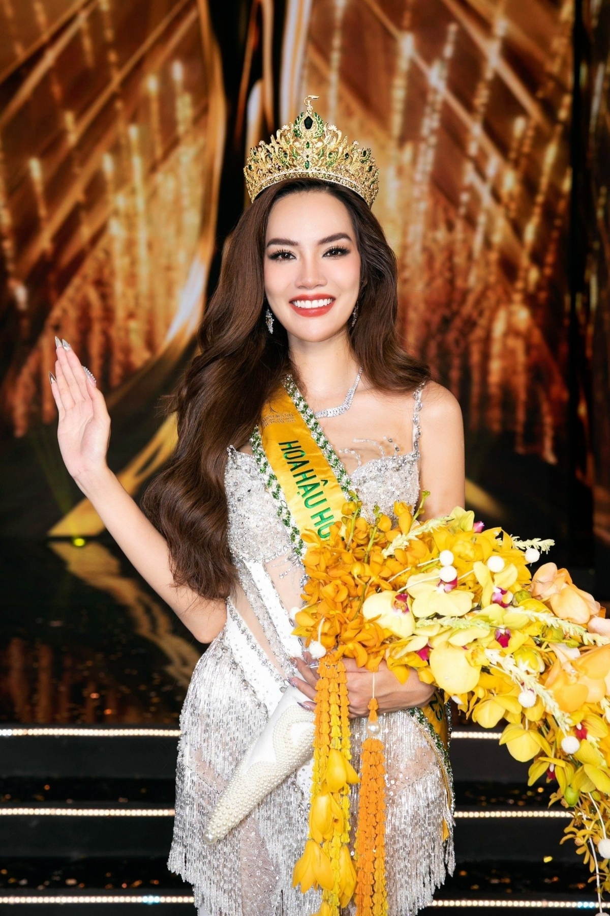 Sau khi xuất hiện bằng chứng mới, Hội đồng xét xử quyết định tạm dừng phiên tòa  tranh chấp Hợp đồng quảng bá thương hiệu giữa Ban tổ chức cuộc thi Miss Grand Vietnam 2023 (BTC) và Công ty Cổ phần Bệnh viện Phẫu thuật thẩm mỹ Nam An (Bệnh viện Nam An), trong đó Hoa hậu Lê Hoàng Phương tham gia tố tụng với tư cách người có quyền lợi, nghĩa vụ liên quan. Luật sư Nguyễn Quốc Cường cho biết Ban tổ chức Miss Grand Vietnam và Hoa Hậu Lê Hoàng Phương không có bất kỳ vi phạm Hợp đồng, cũng như Lê Hoàng Phương không vi phạm nghĩa vụ làm đại sứ thương hiệu với Bệnh viện Nam An. Ông cho rằng vụ việc xuất phát từ cá nhân bác sĩ Thái và Lê Hoàng Phương từ trước khi thi Miss Grand Vietnam 2023, không liên quan đến việc thực hiện hợp đồng giữa phía công ty và bệnh viện Nam An. (Nguồn: Tiền Phong)