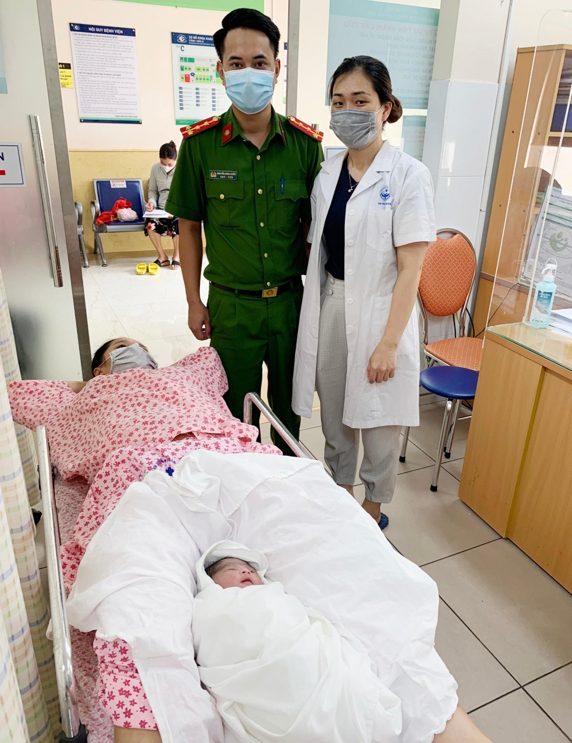 Đại úy Chiểu cùng CAP Xuân Tảo đã kịp thời cấp cứu sản phụ N mẹ tròn con vuông