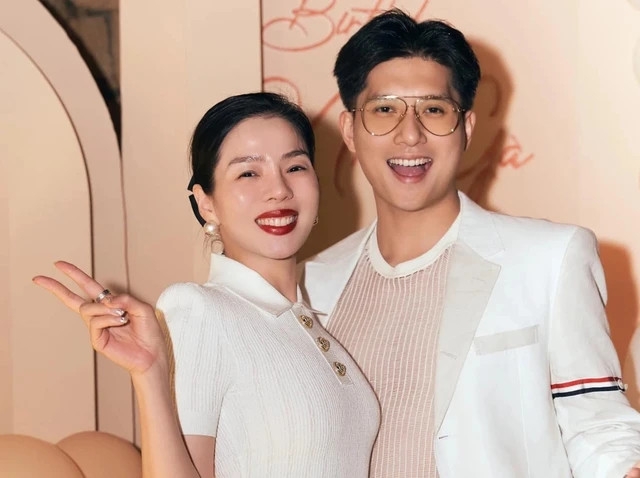 Trên trang cá nhân, ca sĩ Lệ Quyên đăng tải dòng trạng thái dài, chia sẻ góc nhìn về việc "ai nuôi ai" trong tình yêu. Nữ ca sĩ cho rằng trong chuyện yêu đương đôi lứa hay vợ chồng, nực cười nhất là cứ rạch ròi quan điểm ai nuôi ai. Theo nữ ca sĩ, điều đó là vô cùng thiển cận bởi không ai có thể một mình gây dựng nếu bên cạnh không có người chia sẻ.
Giọng ca Giấc mơ có thật cho hay: "Nếu như người này trong giai đoạn phù hợp là người xông pha trụ cột thì người kia là hậu phương hỗ trợ, chăm sóc vun vén, có khi chạy vắt chân lên cổ lo lắng cùng cho thành quả rực rỡ hơn chứ. Không thể một mình gây dựng nếu bên cạnh không có một người chia sẻ mọi thứ. Chả có ai nuôi ai cả đâu". (Nguồn: Thanh Niên)